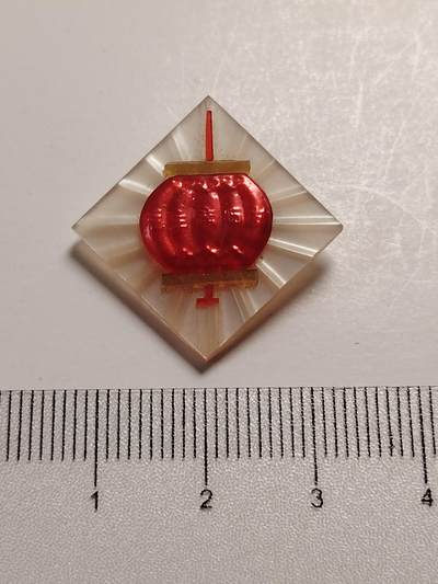 布加迪🐬～世界钱币(上海)🌾第 281 期 /  毛主席像章专拍 - 像章～有机玻璃灯笼菱形章