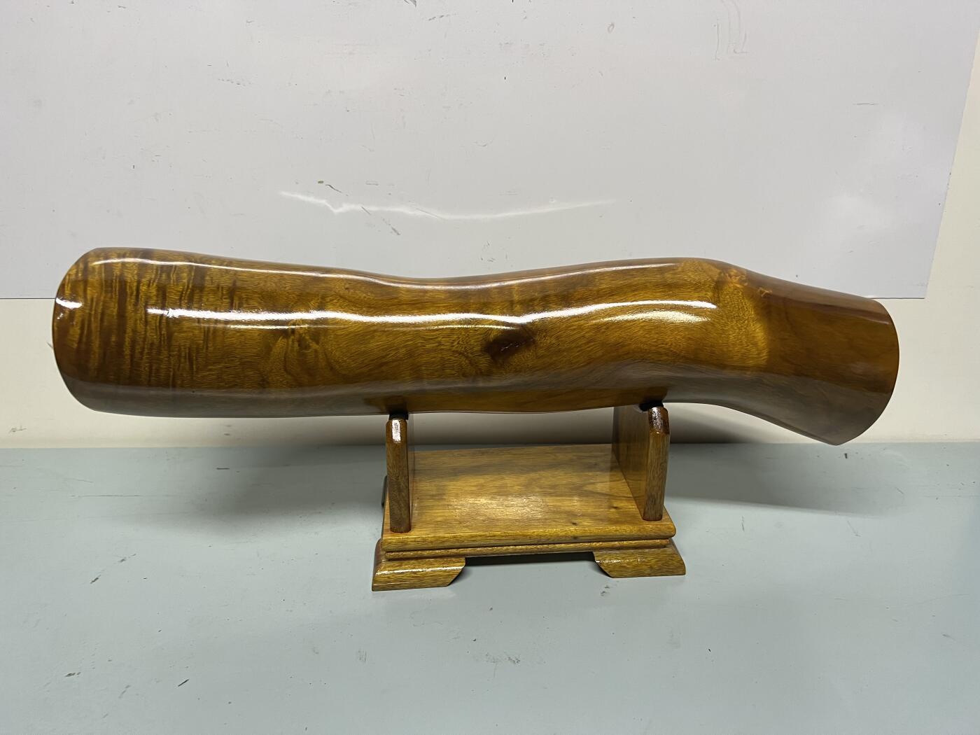 零元拍： 虫花金丝楠（无字天书） 原木 风水柱 横财（材）带皮， 这虫纹的金丝楠 大自然的鬼斧神工啊 画都画不出来，尺寸：47/10CM，抛光后金灿灿满香。