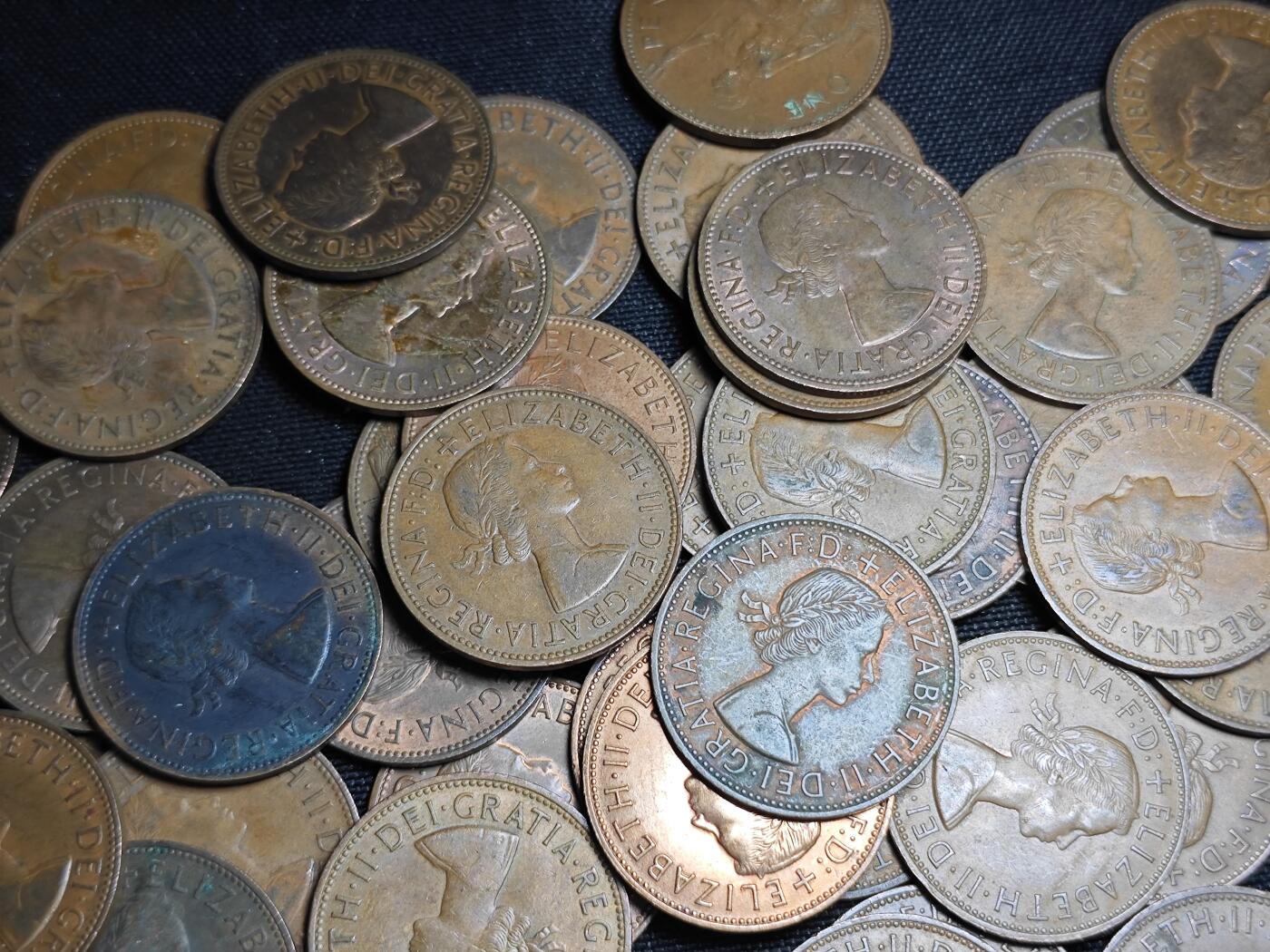 KK钱币收藏小铺   套币 批量/好品散币专场 2月预留时间 周末发货  英国1便士铜币 女王一组92枚