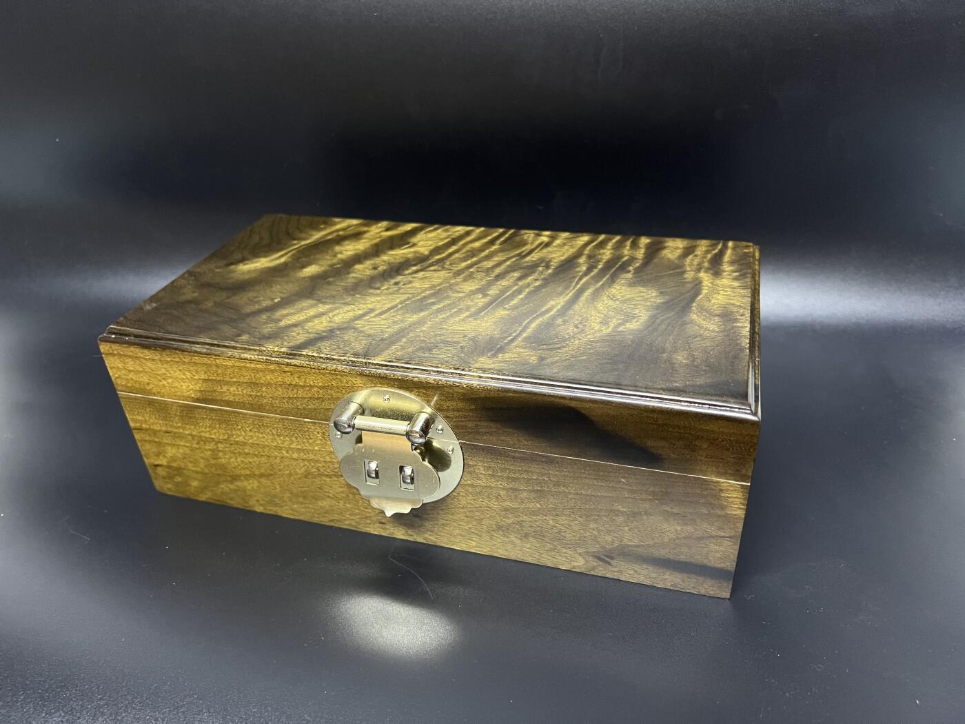 零元拍：金丝楠阴沉木满水波满纹满金丝首饰箱，尺寸：228/117/77MM，送礼盒箱。