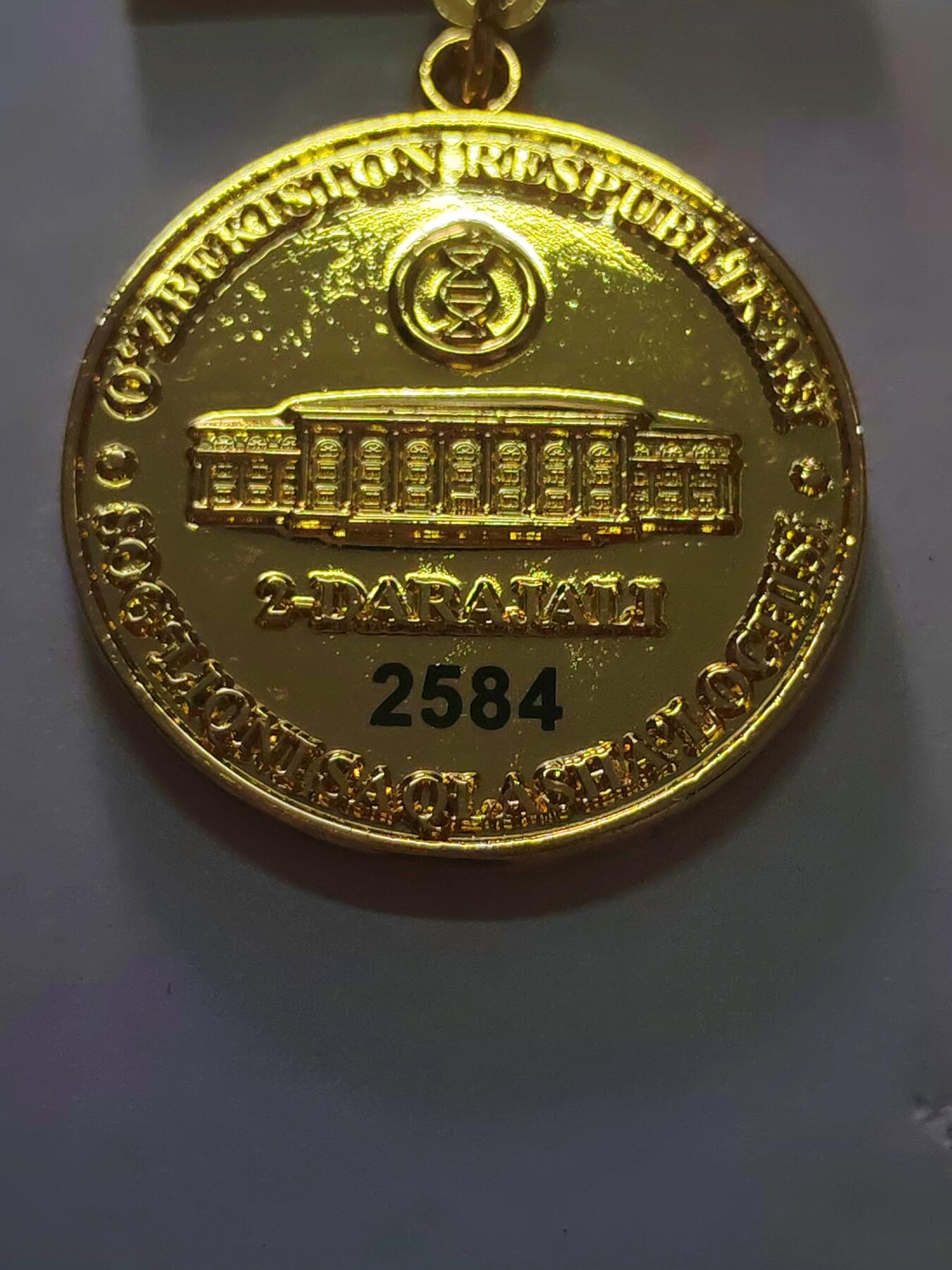 韵星假日军品类拍卖第45期 -- Rimey Holidays Militaria Auction 45 乌兹别克斯坦共和国卫生部二级优秀服务人员奖金奖章 实发2584号 非常稀少 设计继承苏联的奖金奖章 铜镀金 非常厚重 仅颁发给高级官员