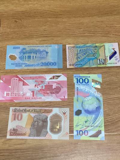 拍卖中。    外币保真塑料钞5张