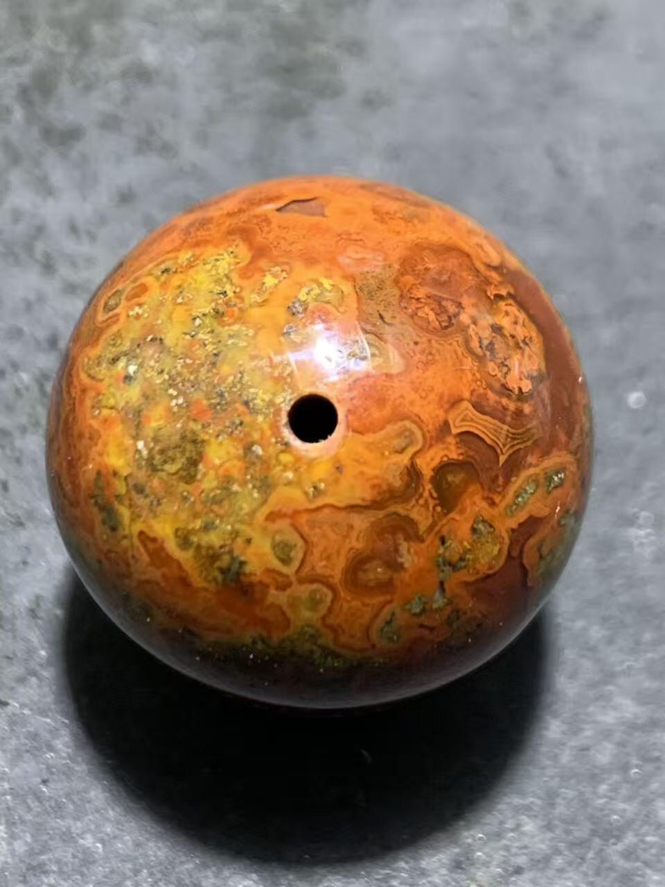 精美原皮冰飘草花纹战国红玛瑙圆珠一颗！