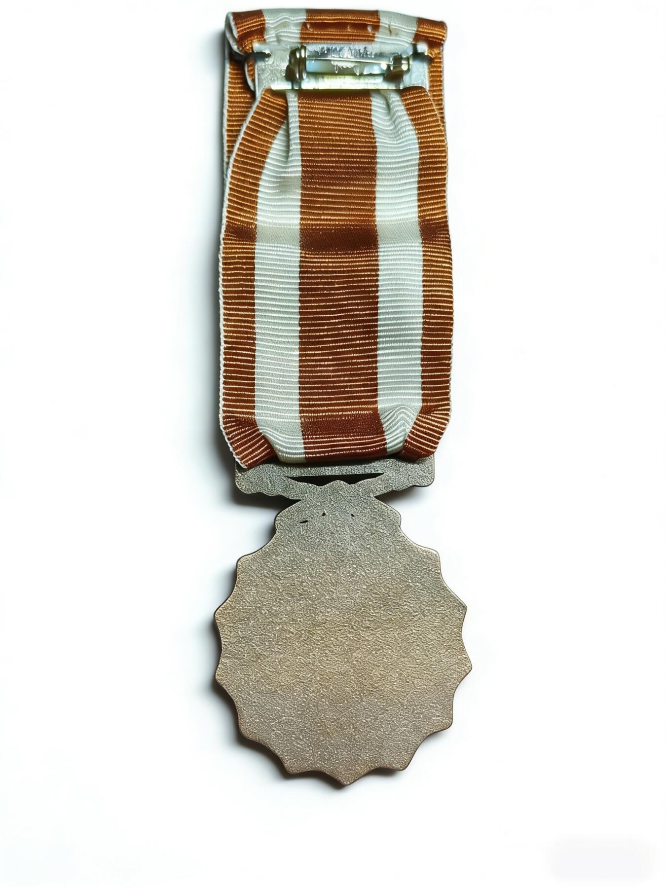 韵星假日军品类拍卖第45期 -- Rimey Holidays Militaria Auction 45 莱索托王国铜级军事服役奖章   授予为莱索托王国服役满10年且无过错的军人，作为一个国中之国，莱索托王国人口仅仅230万，军队更是少的可怜仅仅只有三千人这还是陆海空三军