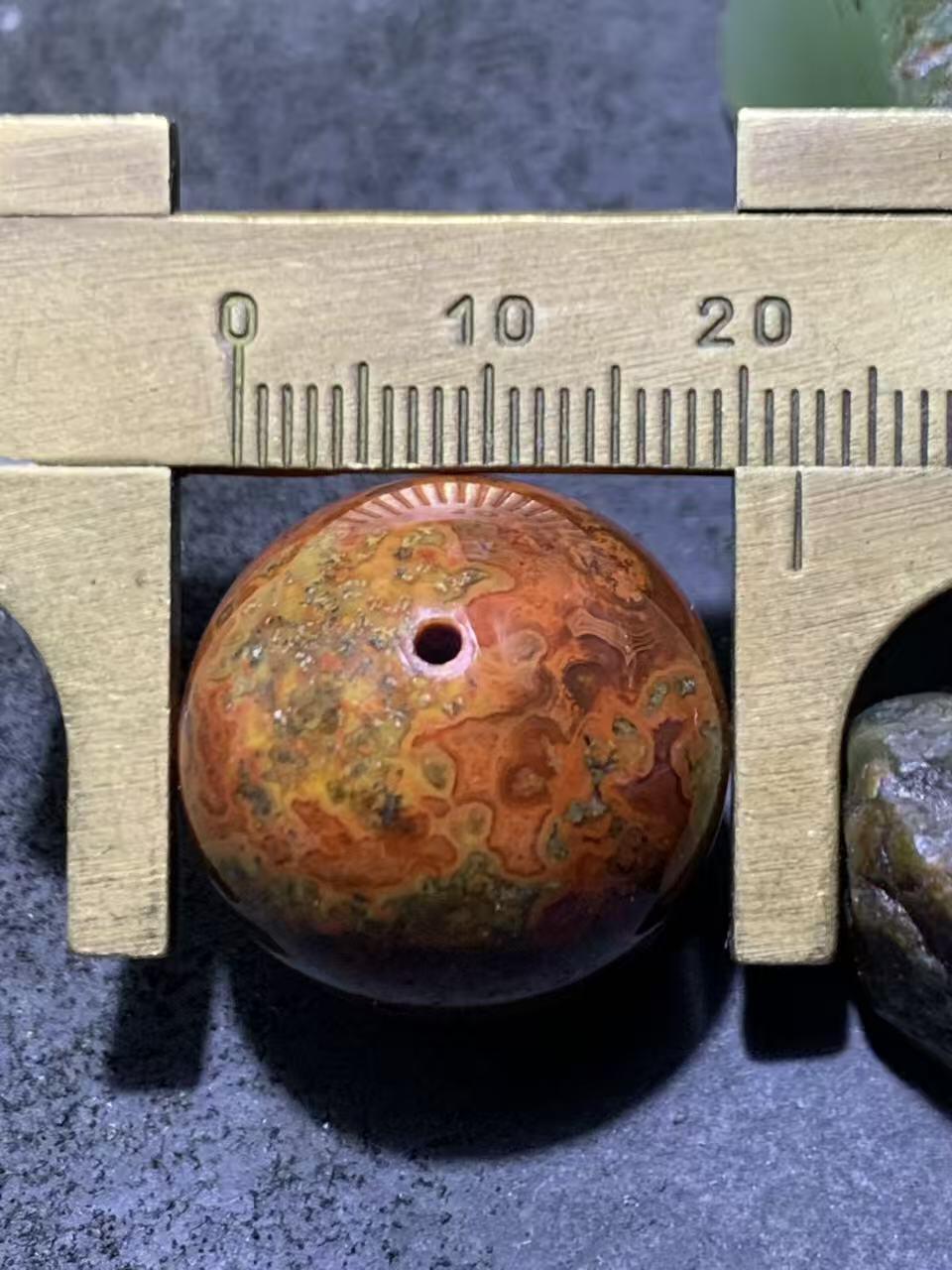 精美原皮冰飘草花纹战国红玛瑙圆珠一颗！