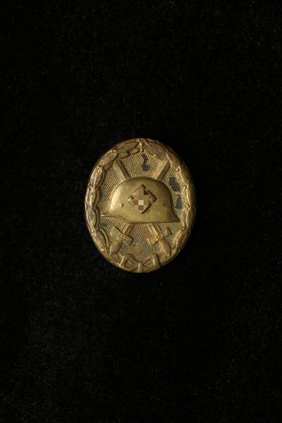 戎马世界章牌大赏第112期 德专场 - 德三黑色战伤奖章 黄铜制 （拿个水枪冲一下可以cos金伤）