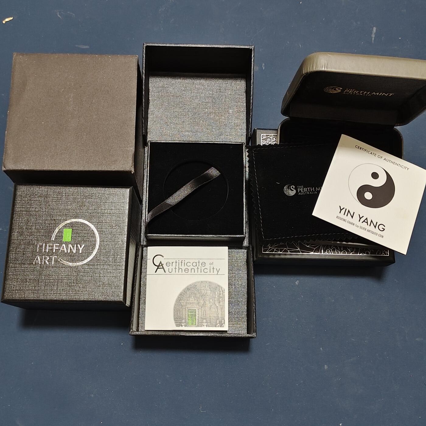 【全场包邮】纯粹捡漏拍511场 【收藏工具】世界各国钱币空盒带证书2盒