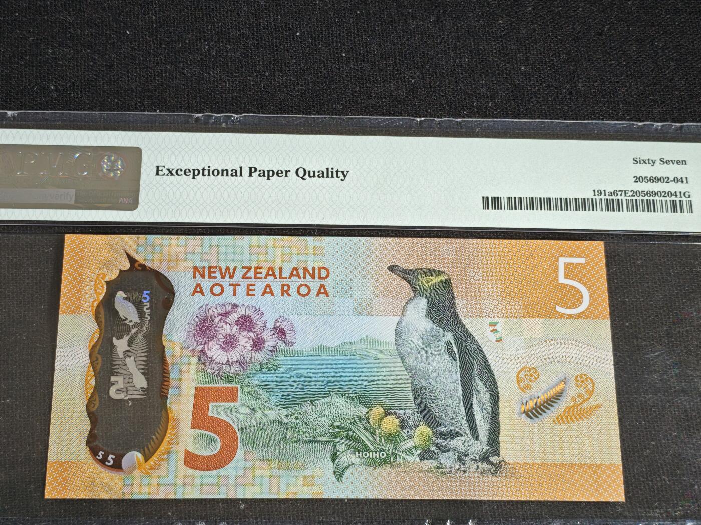 刘世昌艺术品销售中心～虎踞龙蟠*金杨在线联拍群第519期 百慕大2新西兰2015-16年5元（PMG    67E    号码：BP15197588）1枚。此币荣获当年IBNS世界纸币大奖赛“最佳纸币”大奖。