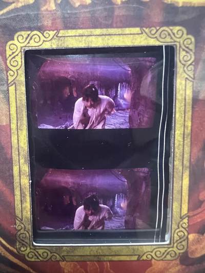 零元拍：2025 卡星时代 大话西游 30周年纪念收藏卡 胶光掠影卡 大窗 胶片实物 真实原始电影放映胶片裁剪两帧 非复刻版！经典剧照选图 每一张都是独一无二的存在！ 周星驰 朱茵 莫文蔚 蔡少芬 吴孟达 刘镇伟 等～ - 零元拍：2025 卡星时代 大话西游 30周年纪念收藏卡 胶光掠影卡 大窗 胶片实物 真实原始电影放映胶片裁剪两帧 非复刻版！经典剧照选图 每一张都是独一无二的存在！ 周星驰 朱茵 莫文蔚 蔡少芬 吴孟达 刘镇伟 等～