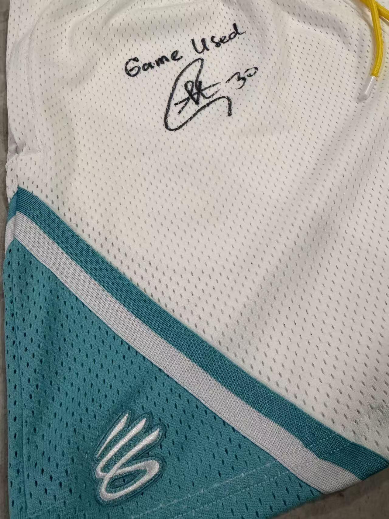 零元拍： 斯蒂芬·库里亲签"Game Used"亲穿UA安德玛库里迪攀系列篮球短裤，吊牌也在工作人员取下以后密封收好，以便收藏，签于UA CURRY品牌亚洲行重庆站！     
