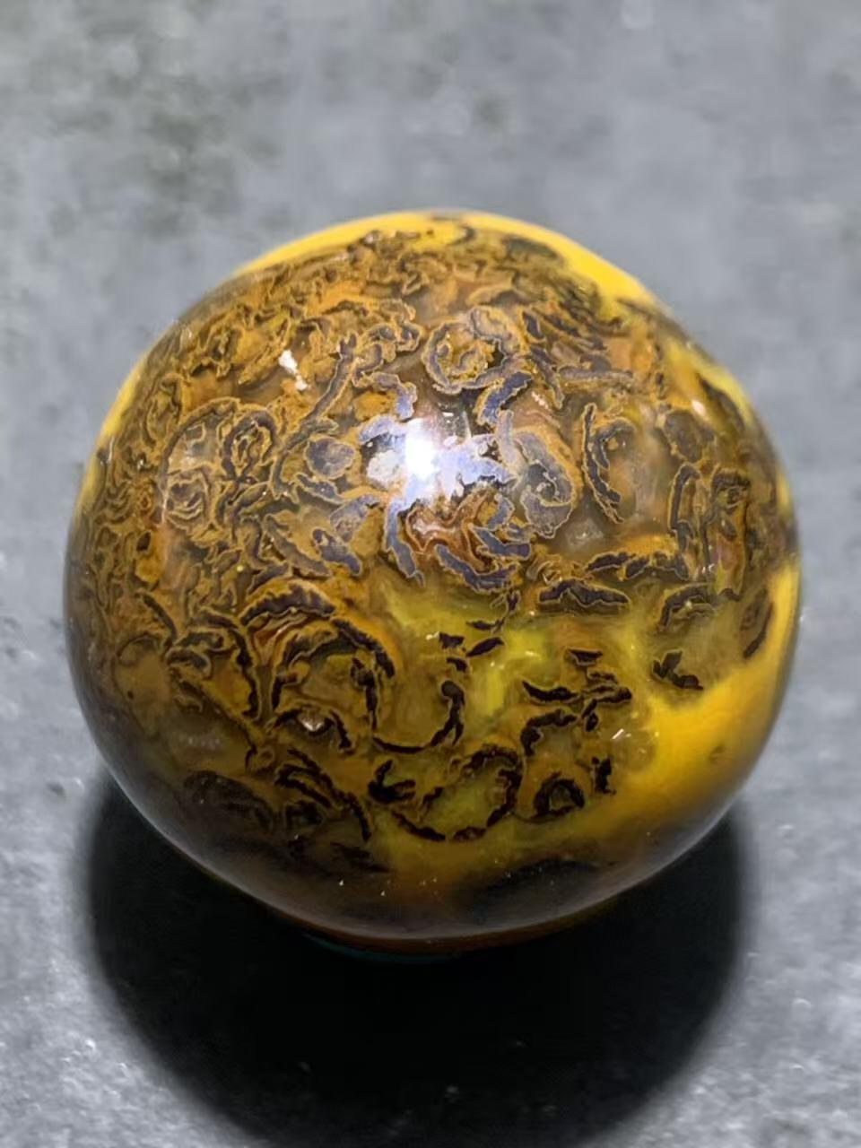 精美高玉化冻料冰飘草花纹战国红玛瑙圆珠一个！