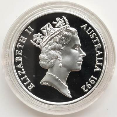 博洋堂世界钱币拍卖第164期（全场包邮） - 澳大利亚1992年伊丽莎白二世40周年执政安妮公主25元精制银币UNC，直径38.9mm，重33.63克，925银，发行量23633枚。PROOF精制币，币面清爽干净又舒适，转光强烈细节优秀，状态极佳。