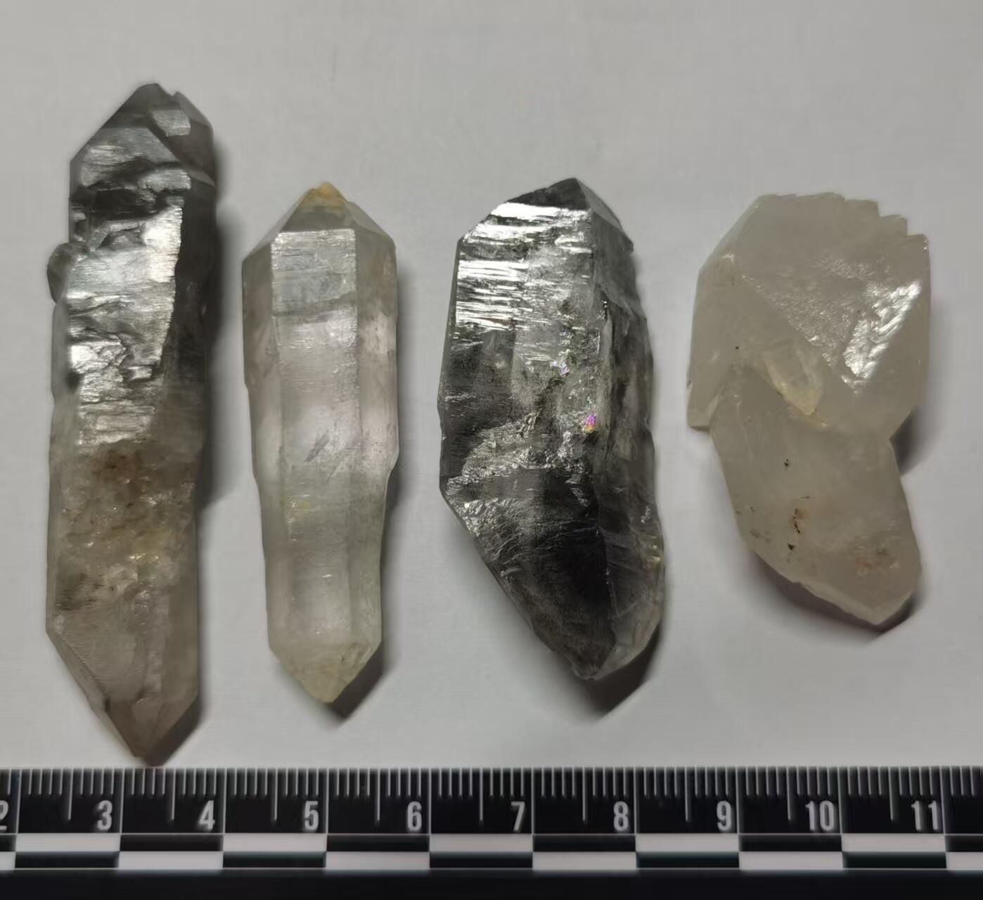 七河·藏家水晶矿标化石小拍（总第41期） 藏家出品 X728（7）小手握大小的云贵闪灵水晶原石一组4件