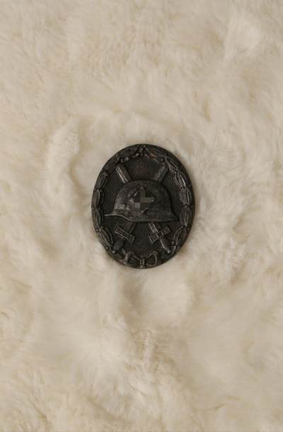 戎马世界章牌大赏第112期 德专场 - 德三金色战伤奖章 （从漆面残留看确实是金伤，可以拿去cos黑伤）