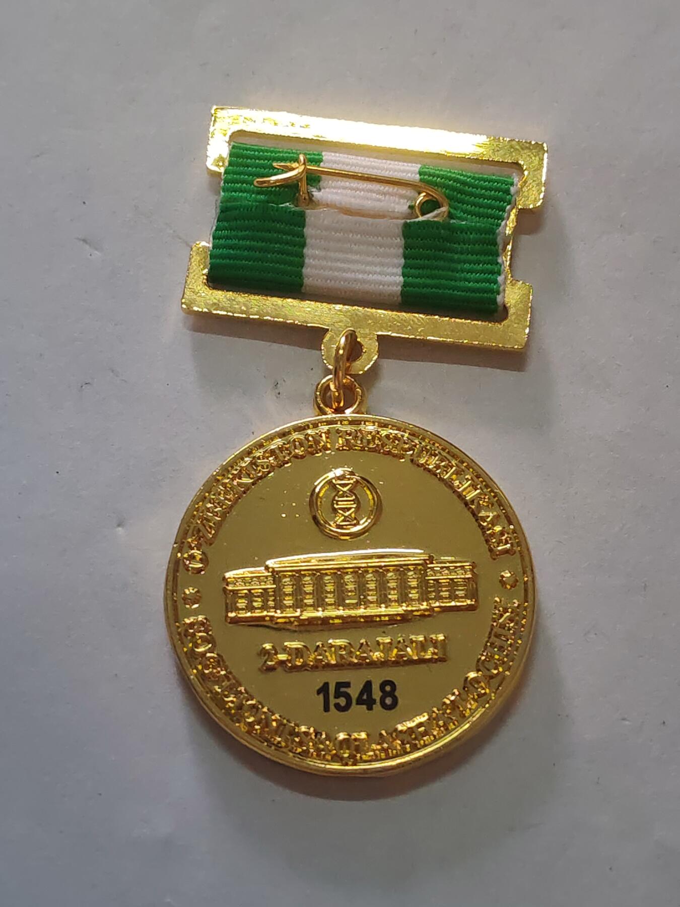 韵星假日军品类拍卖第45期 -- Rimey Holidays Militaria Auction 45 乌兹别克斯坦共和国卫生部二级优秀服务人员奖金奖章 实发号1548 非常稀少 设计继承苏联的奖金奖章 铜镀金 非常厚重 仅颁发给高级官员