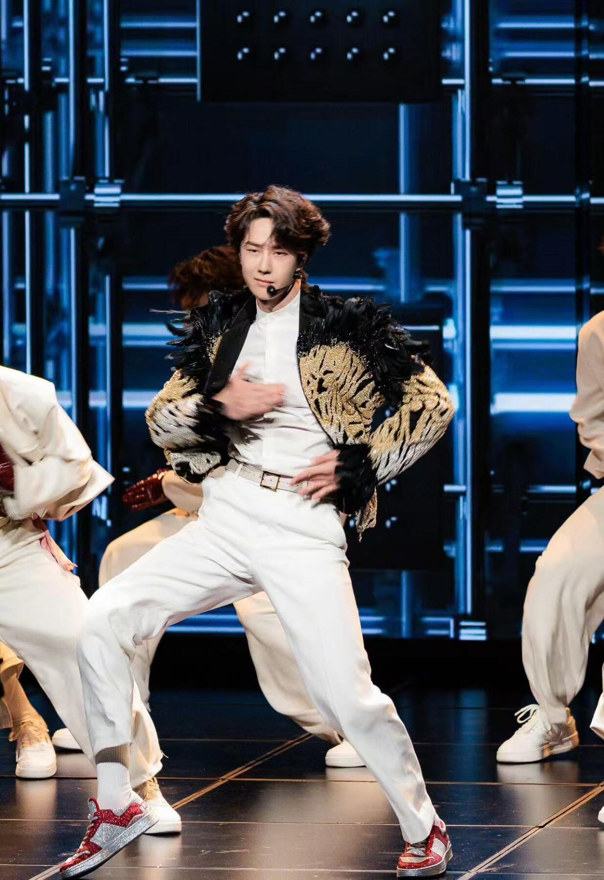 零元拍：2026总台马年春晚《闪耀动起来》新老舞王郭富城，王一博联袂双签中央广播电视总台✖️CMG看点✖️总台文创联合出品CMG“五福临门”！