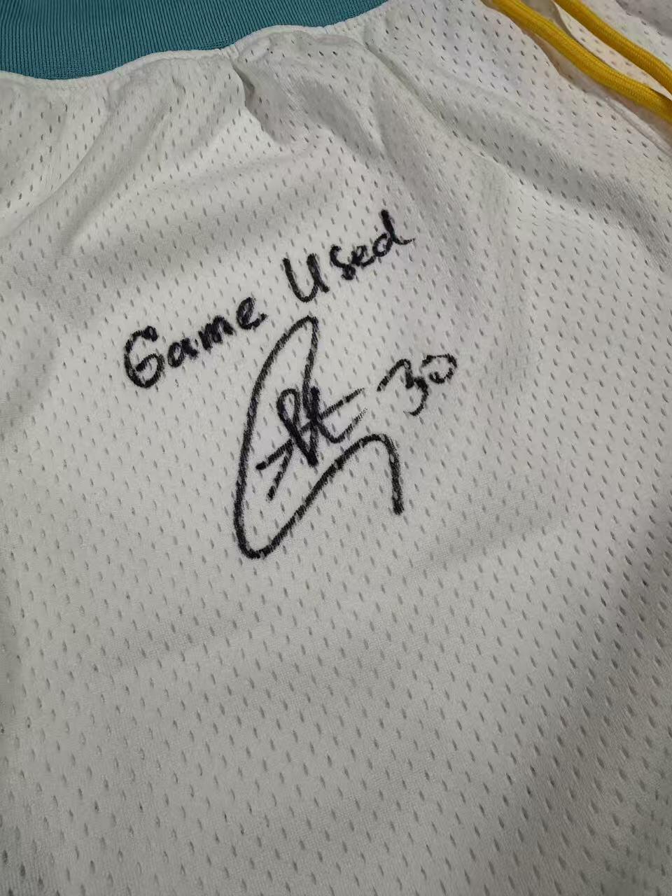 零元拍： 斯蒂芬·库里亲签"Game Used"亲穿UA安德玛库里迪攀系列篮球短裤，吊牌也在工作人员取下以后密封收好，以便收藏，签于UA CURRY品牌亚洲行重庆站！     
