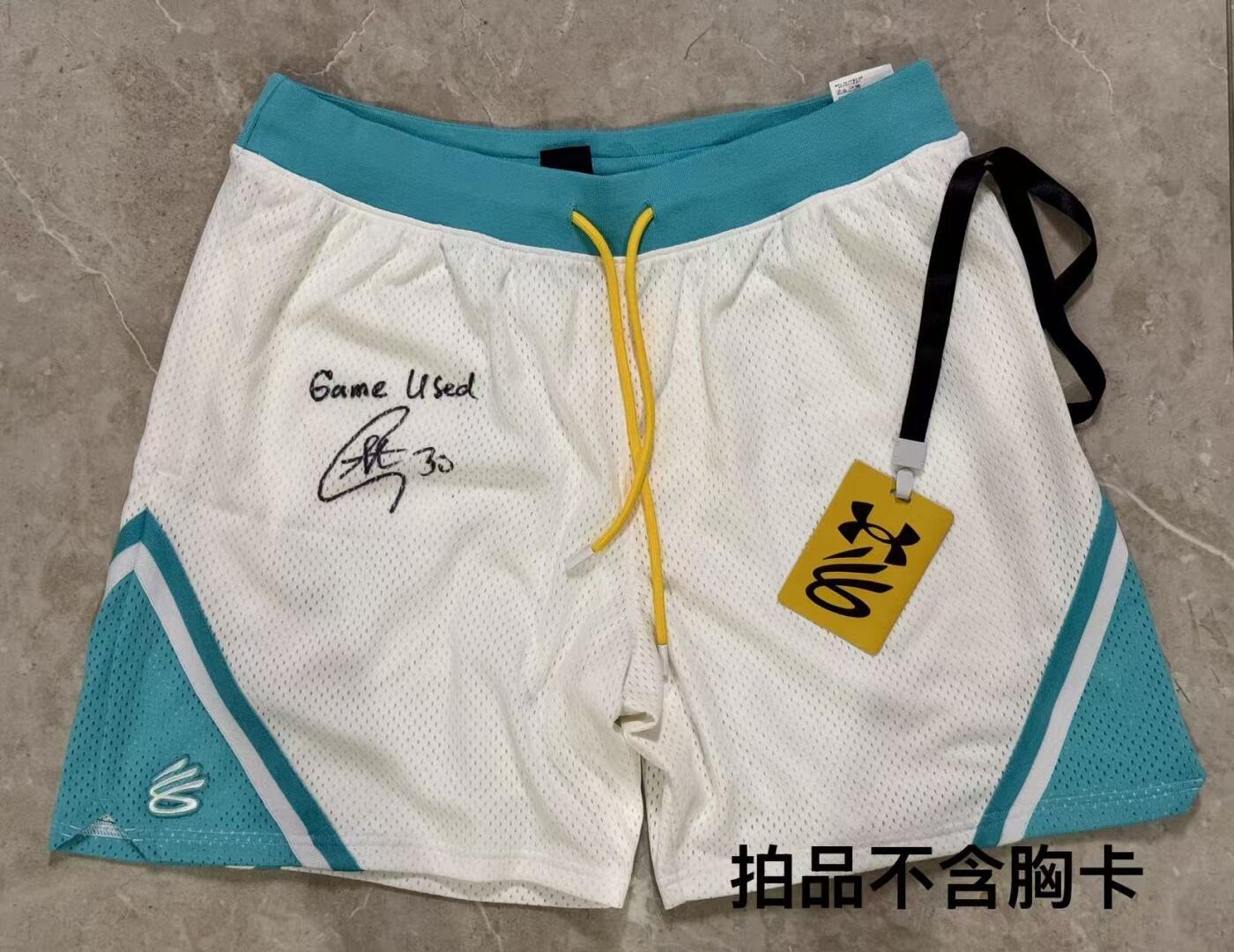 零元拍： 斯蒂芬·库里亲签"Game Used"亲穿UA安德玛库里迪攀系列篮球短裤，吊牌也在工作人员取下以后密封收好，以便收藏，签于UA CURRY品牌亚洲行重庆站！     