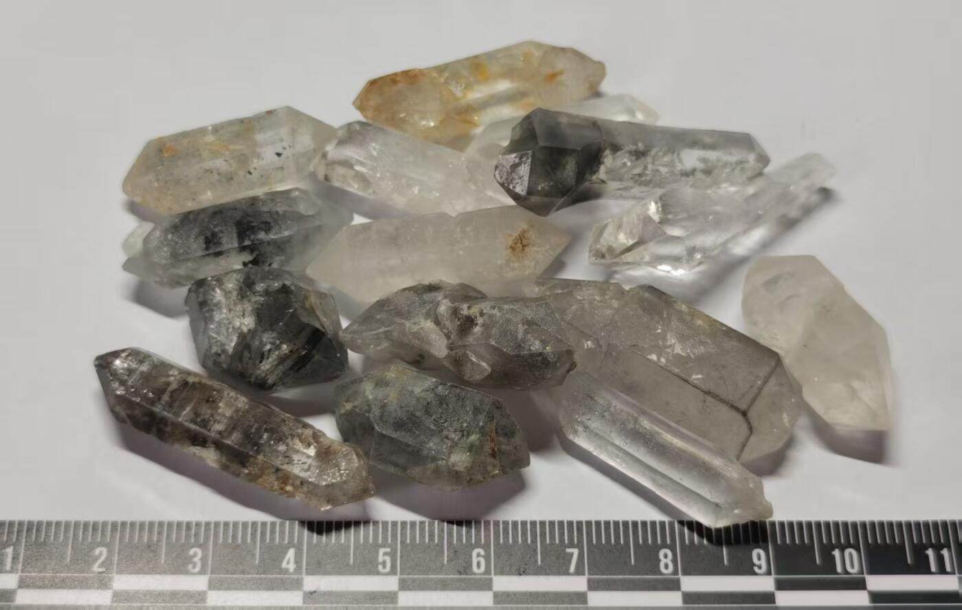 七河·藏家水晶矿标化石小拍（总第41期） 藏家出品 X755（6） 多品种云贵闪灵水晶原石一组15件 50多克