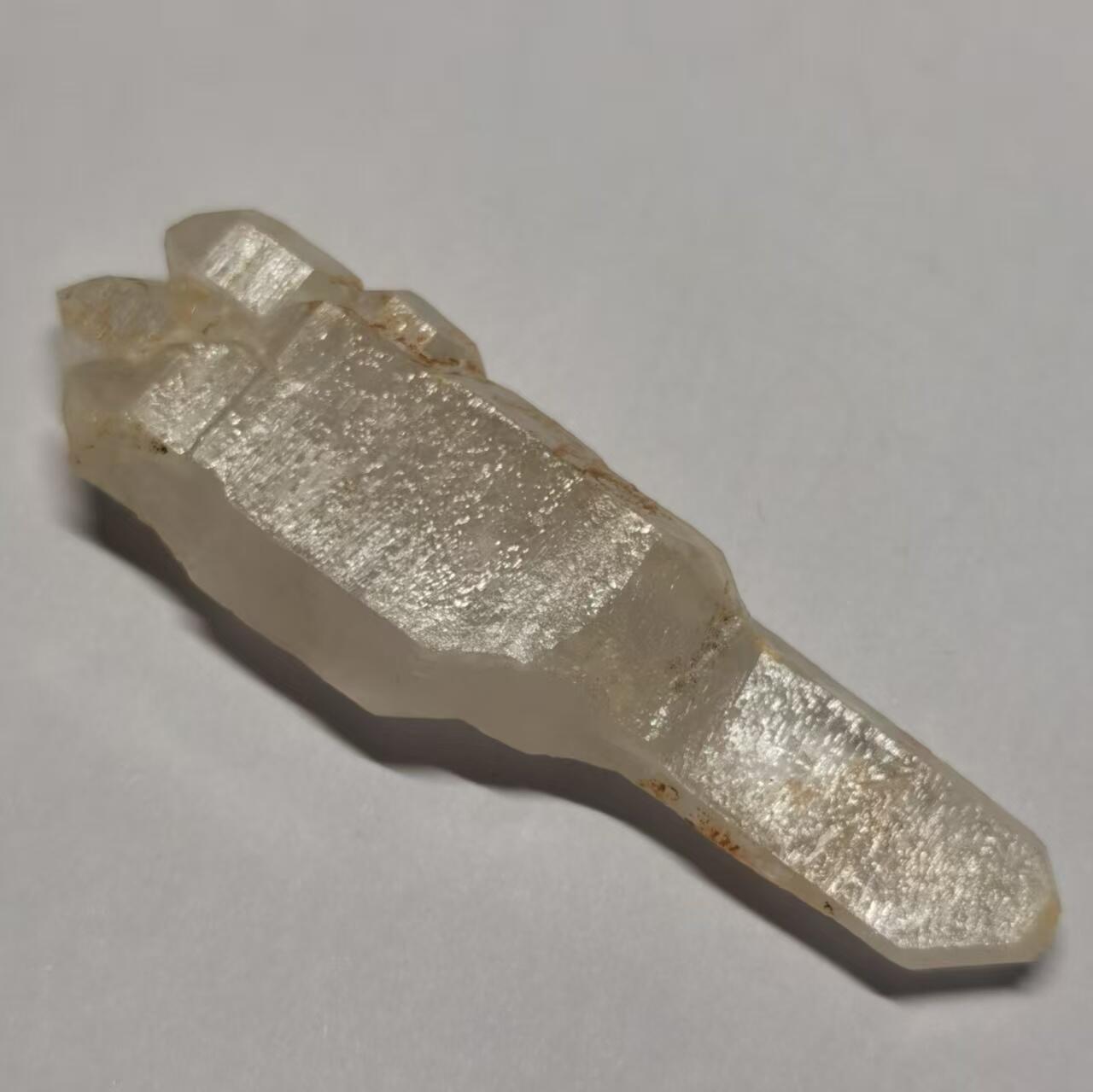 七河·藏家水晶矿标化石小拍（总第41期） 藏家出品X694 云贵闪灵水晶 造型品种 爪子形状手握 20多克