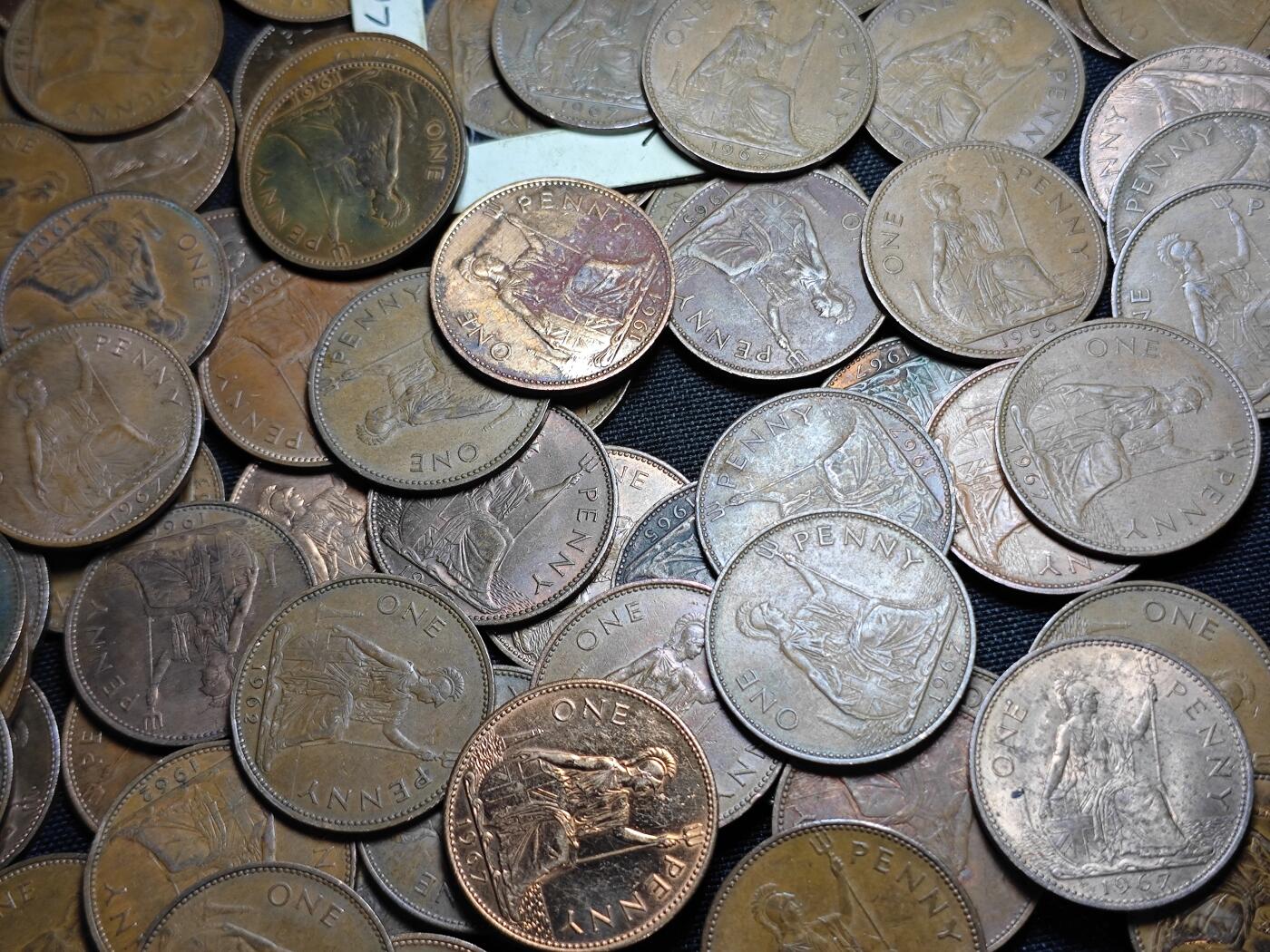 KK钱币收藏小铺   套币 批量/好品散币专场 2月预留时间 周末发货  英国1便士铜币 女王一组92枚