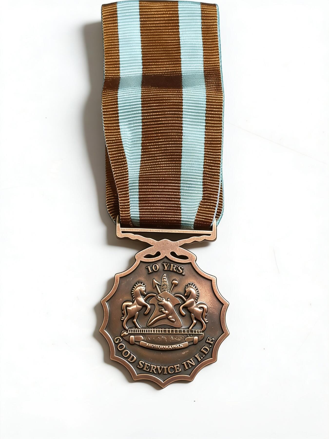 韵星假日军品类拍卖第45期 -- Rimey Holidays Militaria Auction 45 莱索托王国铜级军事服役奖章   授予为莱索托王国服役满10年且无过错的军人，作为一个国中之国，莱索托王国人口仅仅230万，军队更是少的可怜仅仅只有三千人这还是陆海空三军