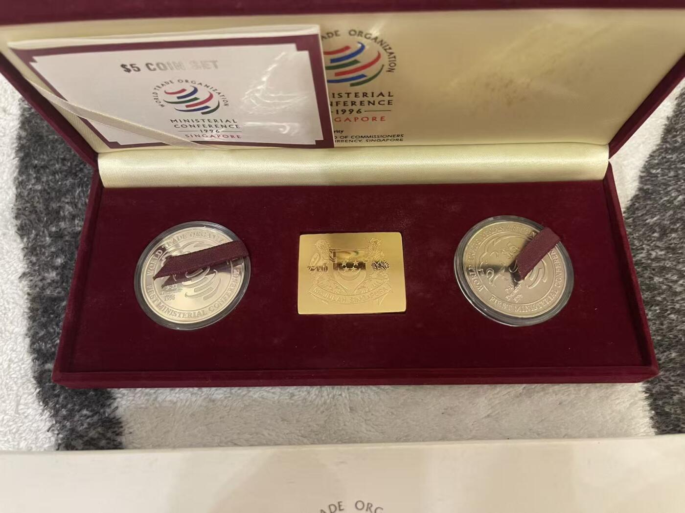 ❤️【币观天下】❤️ 第344期钱币秒杀拍卖场- 2026.3.6周五晚上6点半场 长期征集拍品  新加坡1996年世界贸易组织纪念银币套装2合1 盒证齐全 限量发行2800套