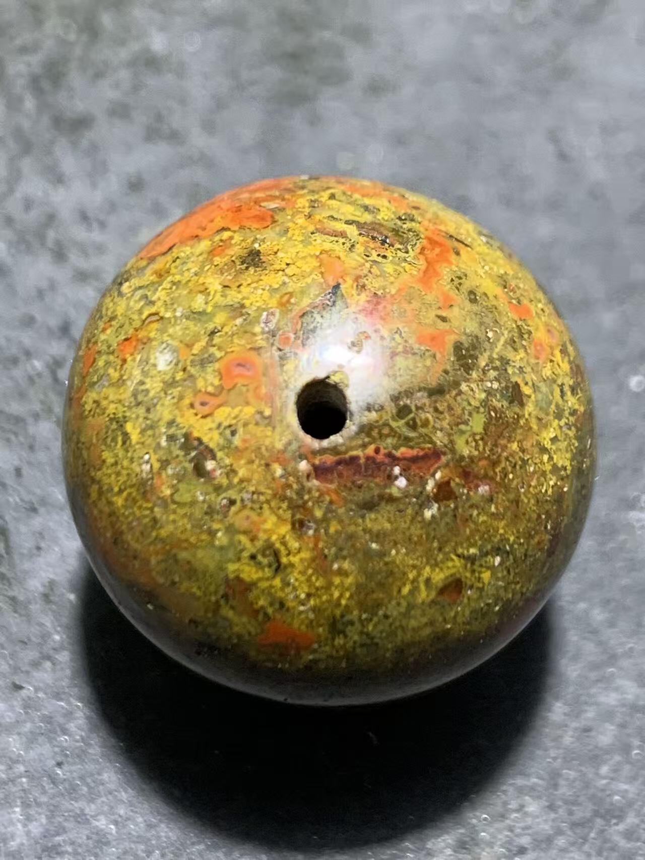 精美原皮冰飘草花纹战国红玛瑙圆珠一颗！