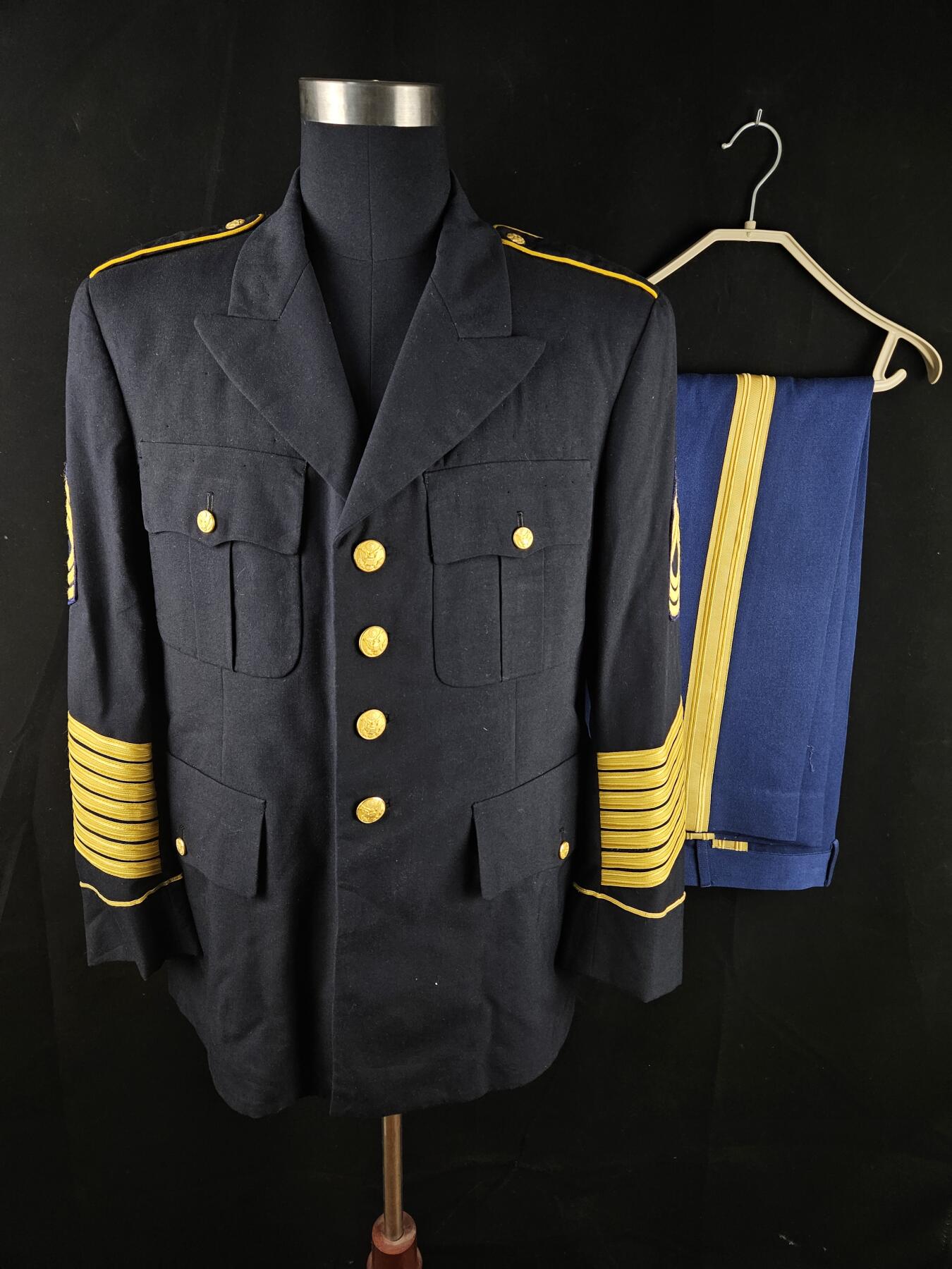 0元起拍勋章 第338期 咸鱼国勋章拍卖专场 3月15日（周日）下午6：00开始 美国陆军士官礼服一套 裤子马裤呢面料 胸围102 肩宽48 衣长76 袖长60 腰围83 裤长104