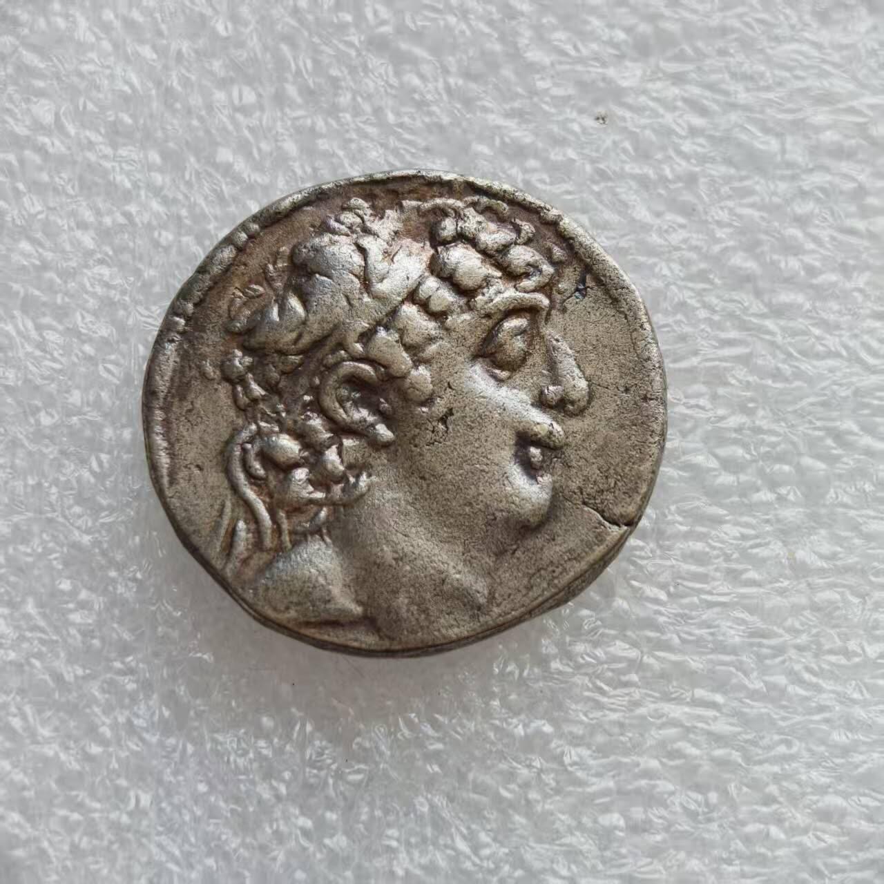 瓶子🏺第232期拍卖会 古希腊塞琉古王国腓力一世宙斯四德银币，打制于公元前95-75年，面值四德拉克马。 正面：国王腓力一世头像 背面：众神之王宙斯手托胜利女神 重15.33g