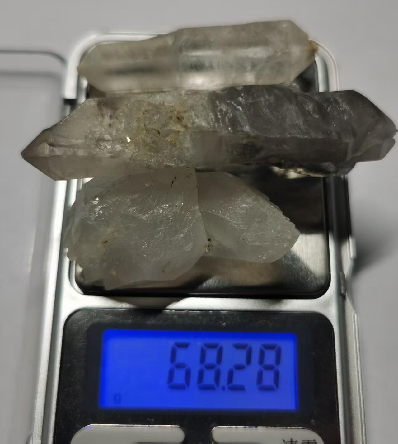 七河·藏家水晶矿标化石小拍（总第41期） 藏家出品 X728（7）小手握大小的云贵闪灵水晶原石一组4件