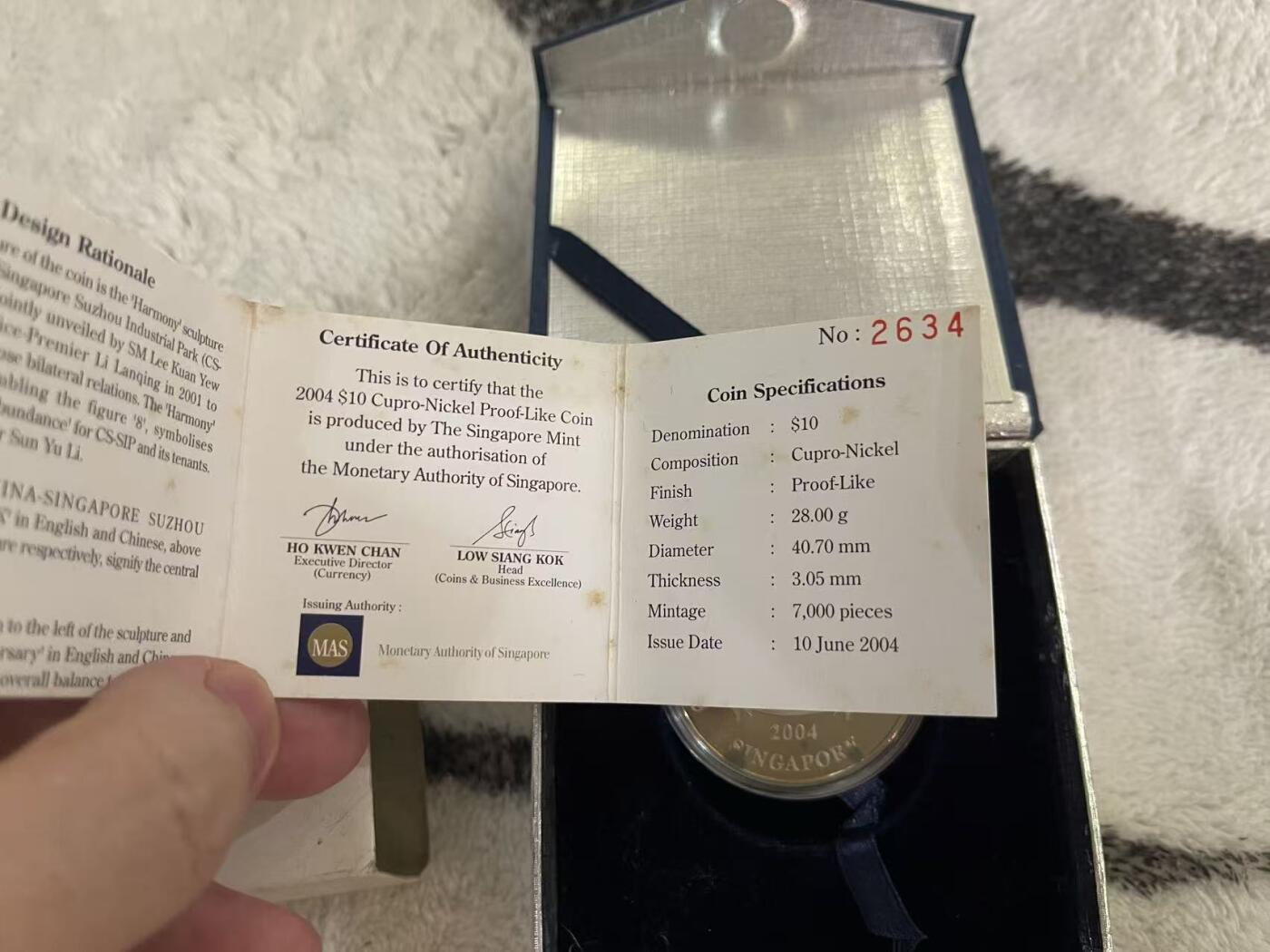 ❤️【币观天下】❤️ 第344期钱币秒杀拍卖场- 2026.3.6周五晚上6点半场 长期征集拍品  新加坡2004年苏州工业园区成立十周年类精致币 官方原包装 发行量7000枚 如图有氧化