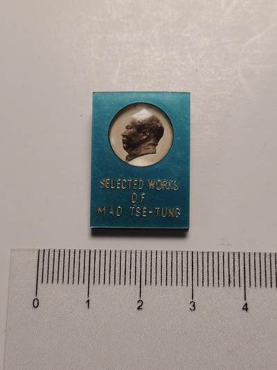 布加迪🐬～世界钱币(上海)🌾第 281 期 /  毛主席像章专拍 - 像章～毛泽东选集 /书本型～外文版