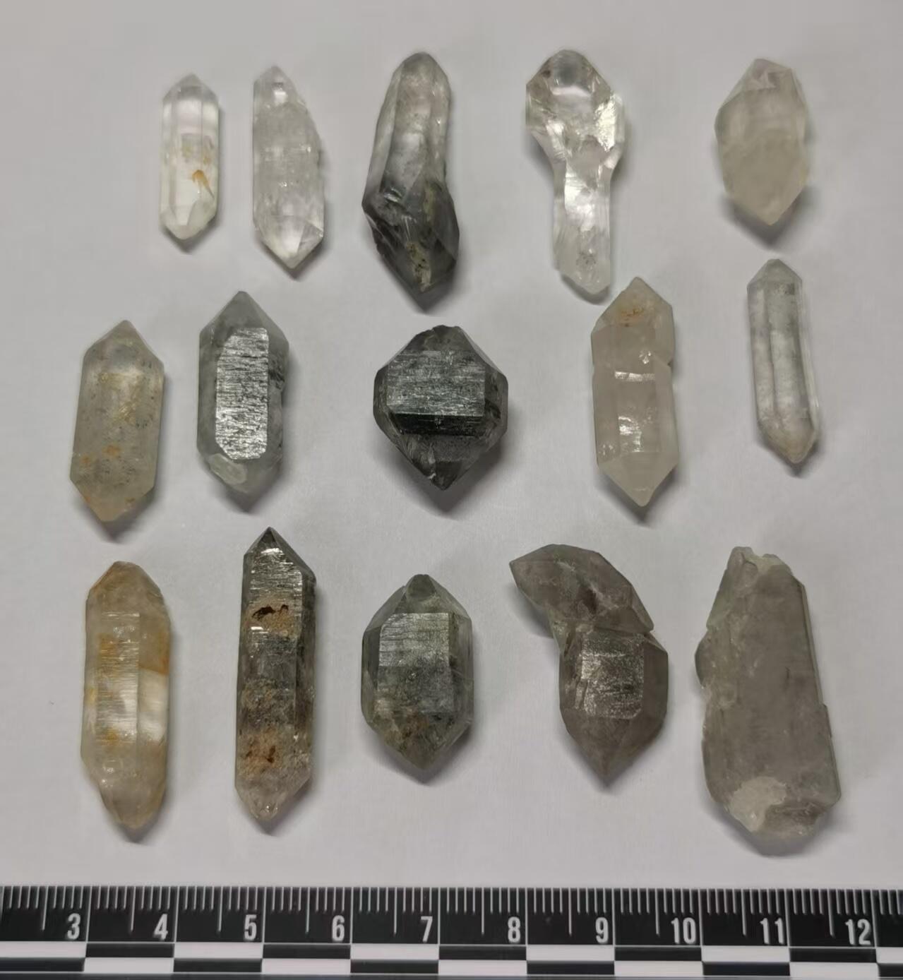 七河·藏家水晶矿标化石小拍（总第41期） 藏家出品 X755（6） 多品种云贵闪灵水晶原石一组15件 50多克