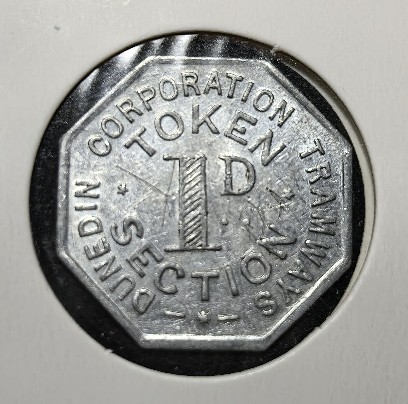 外国优质老铜币银币苏联纪念章，每周六晚九点倒数截拍，满百包邮可寄存，持续收拍 新西兰达尼丁市 1865 年一便士代用币。八角边形与市政徽章体现其市政发行属性，作为早期交通代币，见证达尼丁的城市公共交通发展史。