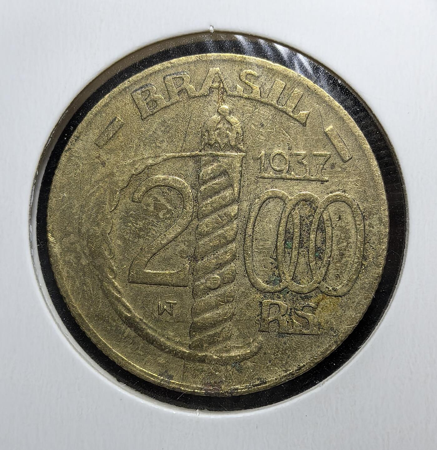 外国优质老铜币银币苏联纪念章，每周六晚九点倒数截拍，满百包邮可寄存，持续收拍 巴西1937年卡希亚斯公爵2000 瑞斯，正面为开国功臣卡希亚斯公爵像，背面是共和国象征束棒。它属于瓦加斯执政时期流通币，1942 年随旧雷亚尔货币体系被克鲁赛罗取代，见证巴西从旧共和到威权时期的货币过渡。