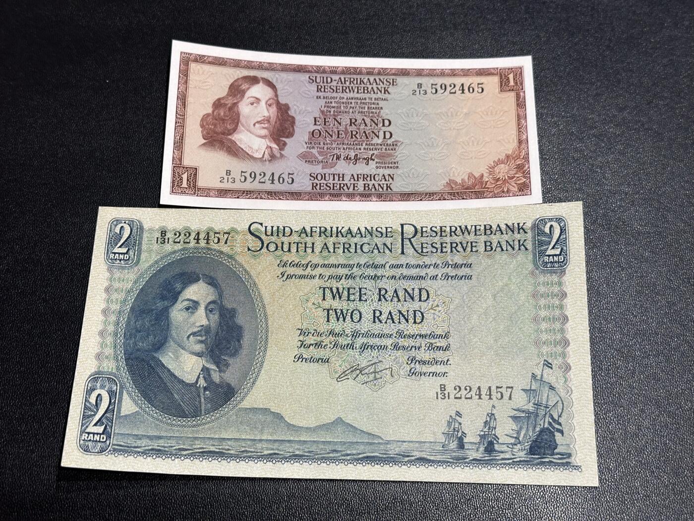 《外钞收藏家》第六百一十七期（精选场）（长期征集拍品、欢迎藏友们联系合作） 南非1兰特 全新+2兰特近全新 2张一起