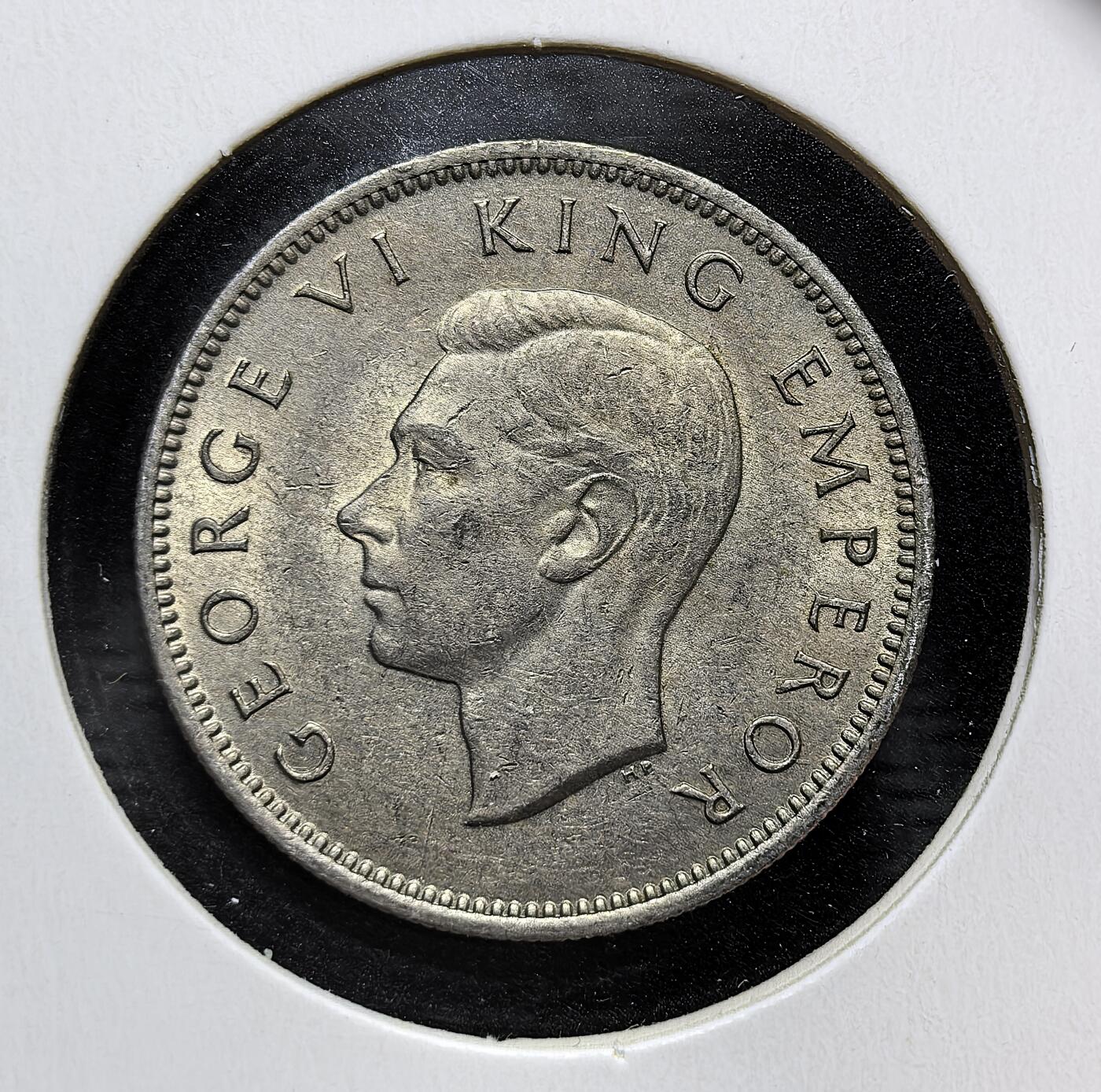 外国优质老铜币银币苏联纪念章，每周六晚九点倒数截拍，满百包邮可寄存，持续收拍 带光新西兰1947年1先令，正面为乔治六世头像，背面是持传统武器的毛利武士。当年新西兰因银价上涨，将此前的银币材质改为铜镍合金，此币是这一货币改革的标志性品种，由英国皇家造币厂铸造。