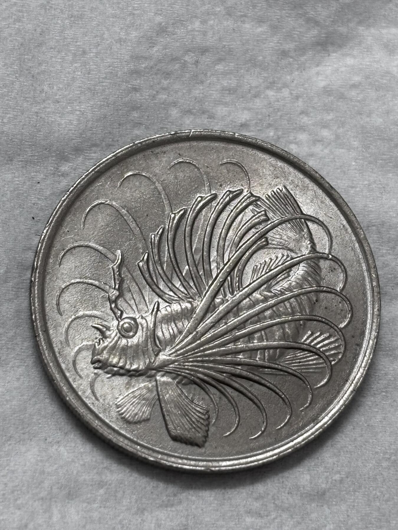 文馨钱币收藏第 296 场，长期接代拍业务 全新 1980 年新加坡老版 50 分狮子鱼