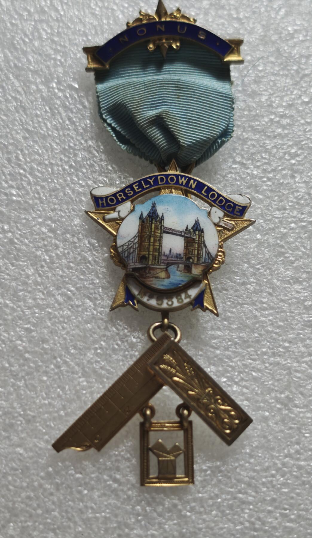 瓶子🏺第232期拍卖会  🎖️ 英国共济会银质（Freemasonry）Horselydown Lodge No.5384  Past Master 奖章 Horselydown 是伦敦泰晤士河南岸的古老地名，伦敦塔桥就坐落于此，分会以此地标命名，体现了强烈的地域认同 这枚奖章是分会为感谢 1940–1941 年度会长（W.M.）的服务而颁发，是二战时期英国共济会活动的实物见证 