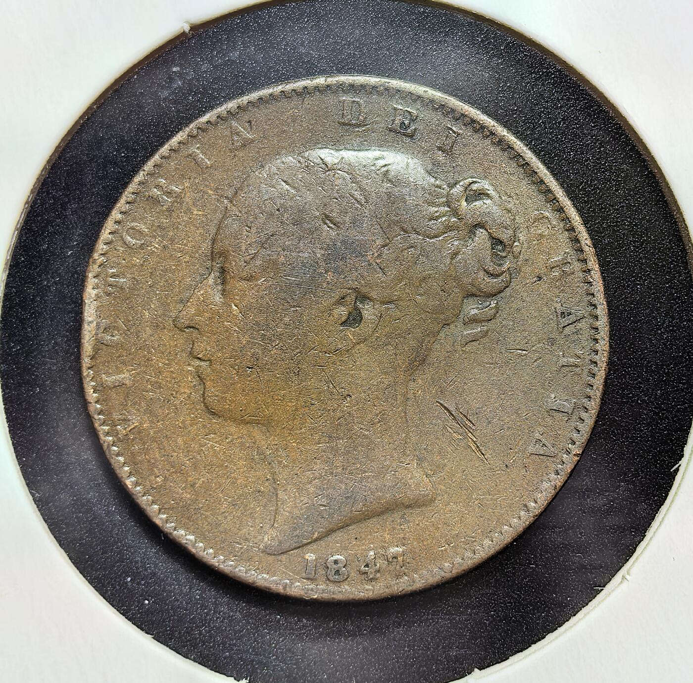 外国优质老铜币银币苏联纪念章，每周六晚九点倒数截拍，满百包邮可寄存，持续收拍 英国维多利亚1847年法新铜币，属英国最小面值铜币。币面为青年维多利亚像与不列颠尼亚女神坐像，见证英国工业革命鼎盛期货币体系，是维多利亚时代早期经济史的实物遗存。