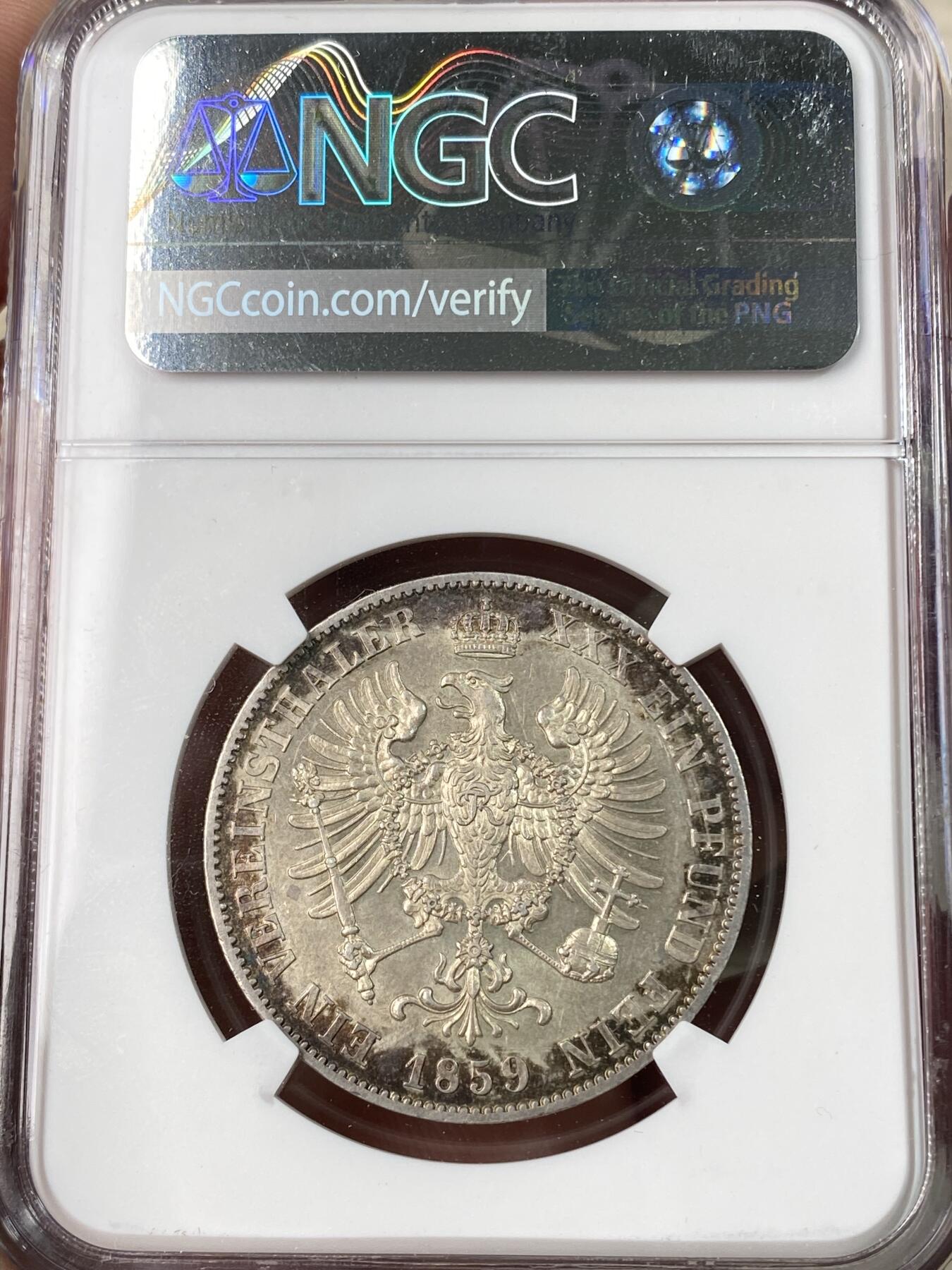 万国钱币拍卖第062期 NGC MS60 1859年德国普鲁士威廉四世离冠鹰流通1泰勒 极美欧陆五彩环绕全深打浮雕质感收藏级