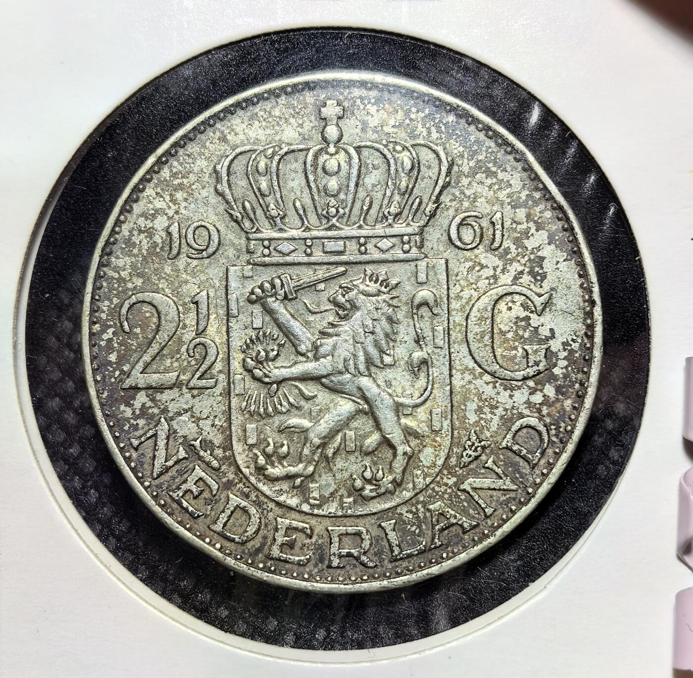 外国优质老铜币银币苏联纪念章，每周六晚九点倒数截拍，满百包邮可寄存，持续收拍 荷兰1961年2.5盾银币，属朱莉安娜女王时期（1948-1980）代表性流通币。币面铸女王像与国徽雄狮，2002 年荷兰启用欧元后，该币退出流通，成为收藏经典。