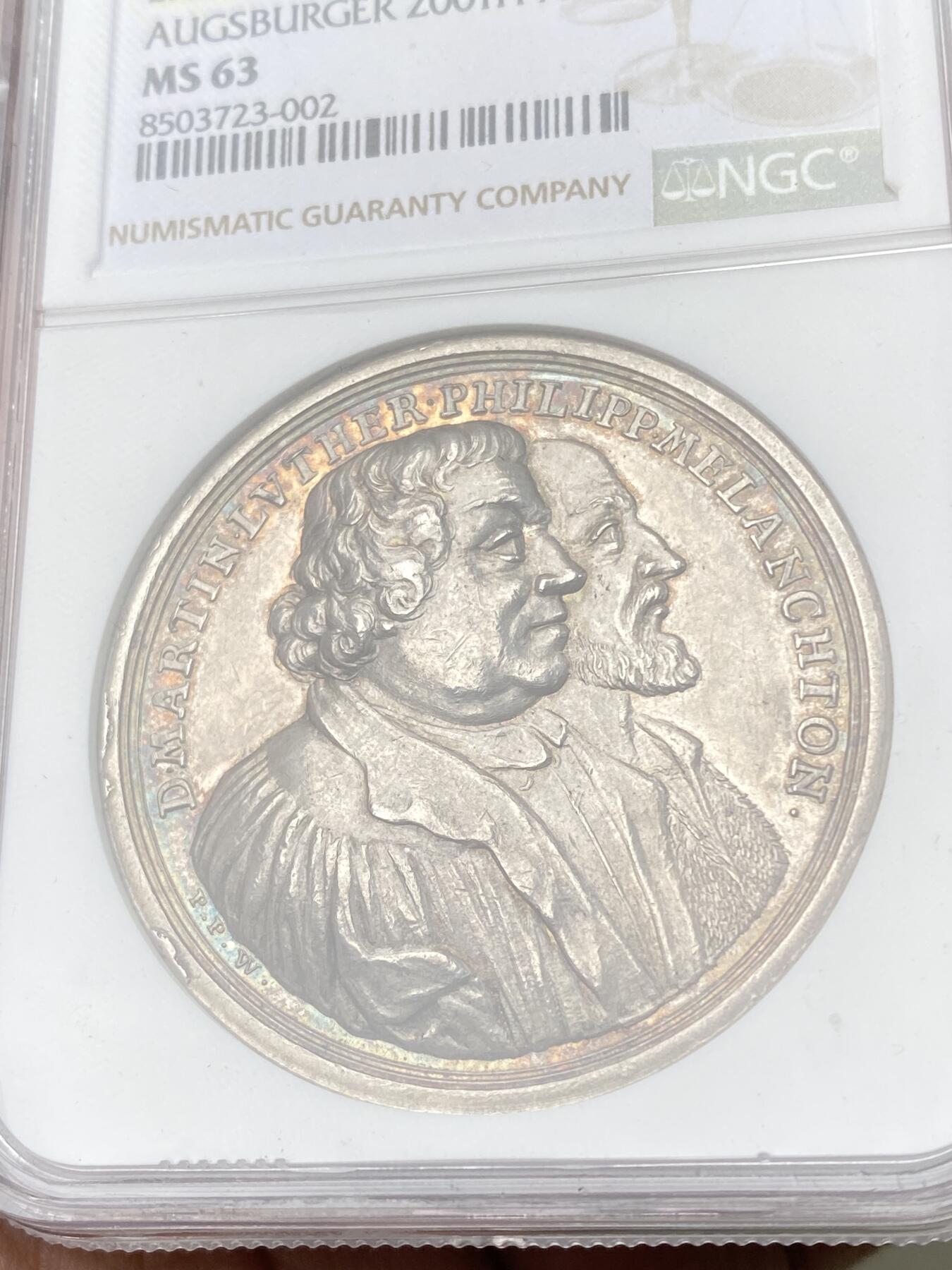万国钱币拍卖第062期 NGC MS63 1730年德国纽伦堡纪念奥格斯堡忏悔200周年纪念大银章 马丁路德和梅兰克松的侧像 背面是忏悔场景 18世纪初期高浮雕顶级工艺顶级品质收藏级