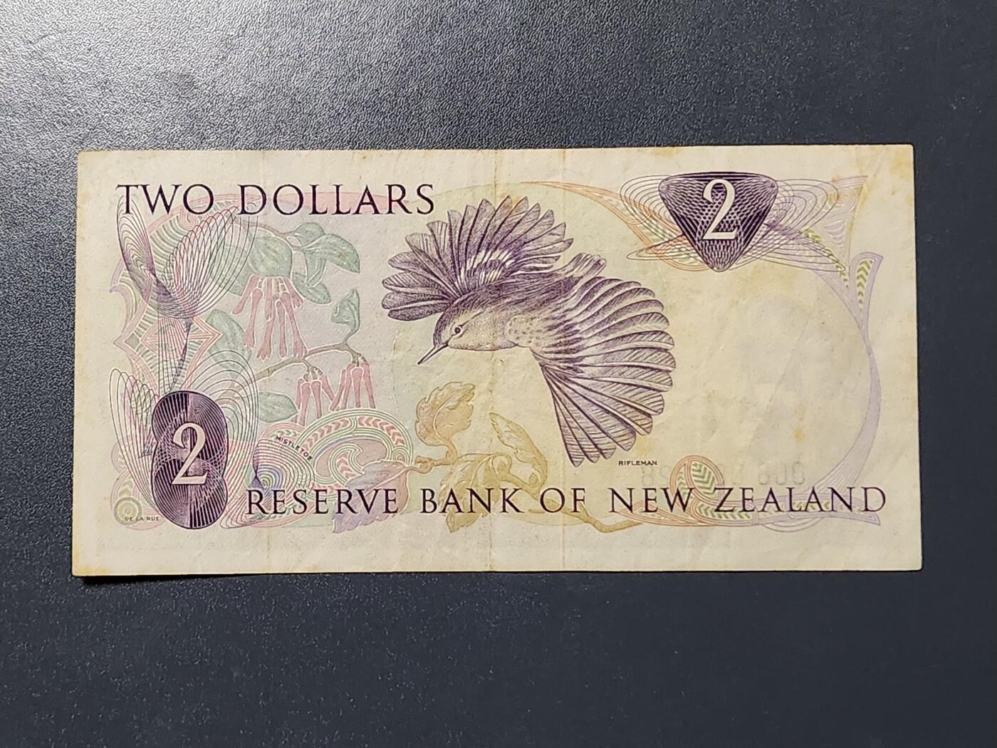 3月13号晚上8点 外国纸币自动截拍第37场 新西兰 1967年2元，首签名R.N.Fleming，极少，美品