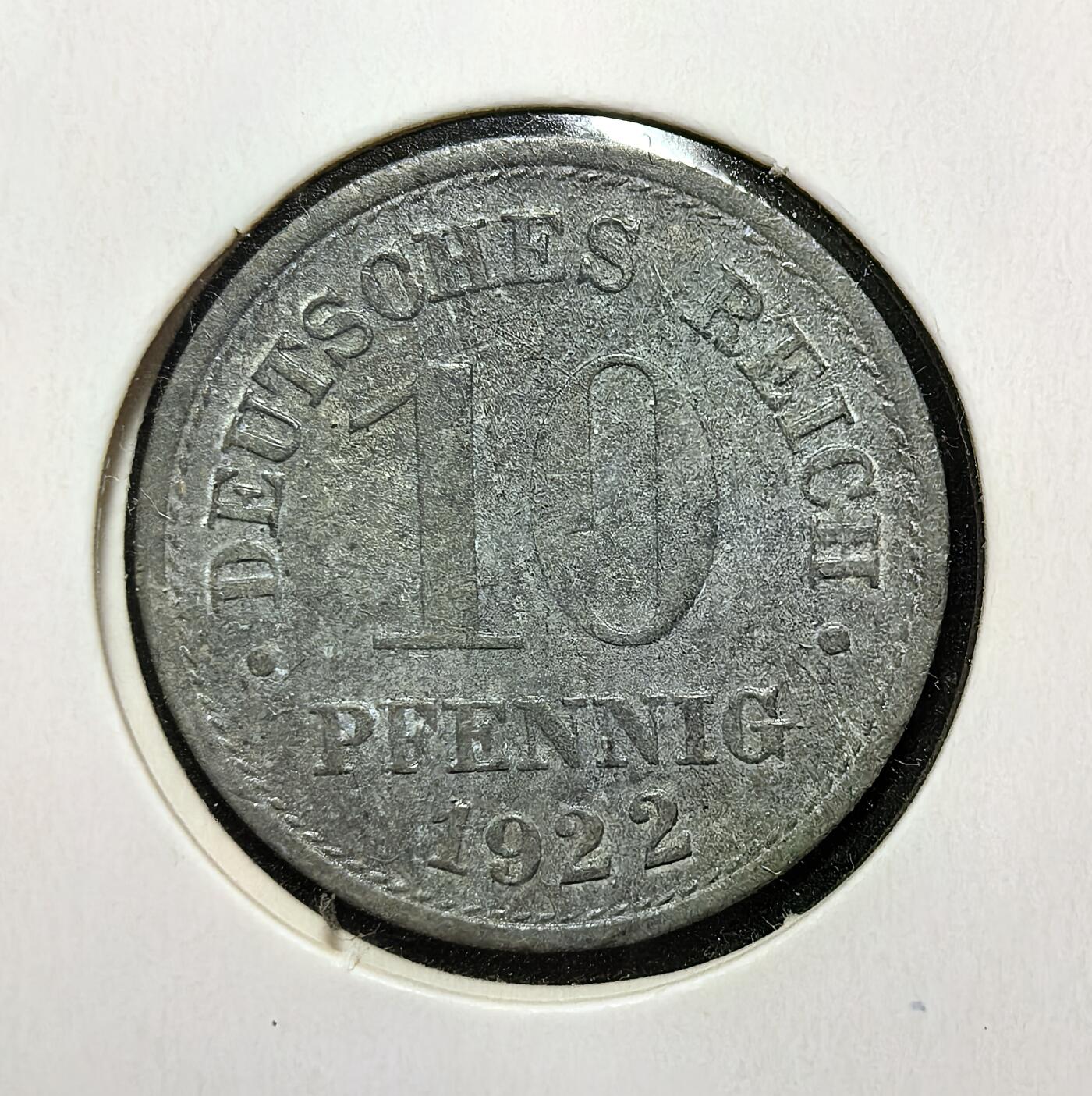 外国优质老铜币银币苏联纪念章，每周六晚九点倒数截拍，满百包邮可寄存，持续收拍 魏玛共和国1922年10 芬尼铁币，正面为帝国鹰国徽，背面标注面值与年份。此时德国正处于恶性通胀阶段，铁铸低值币是应对货币贬值、维持底层流通的应急手段，见证魏玛时期经济崩溃的历史。