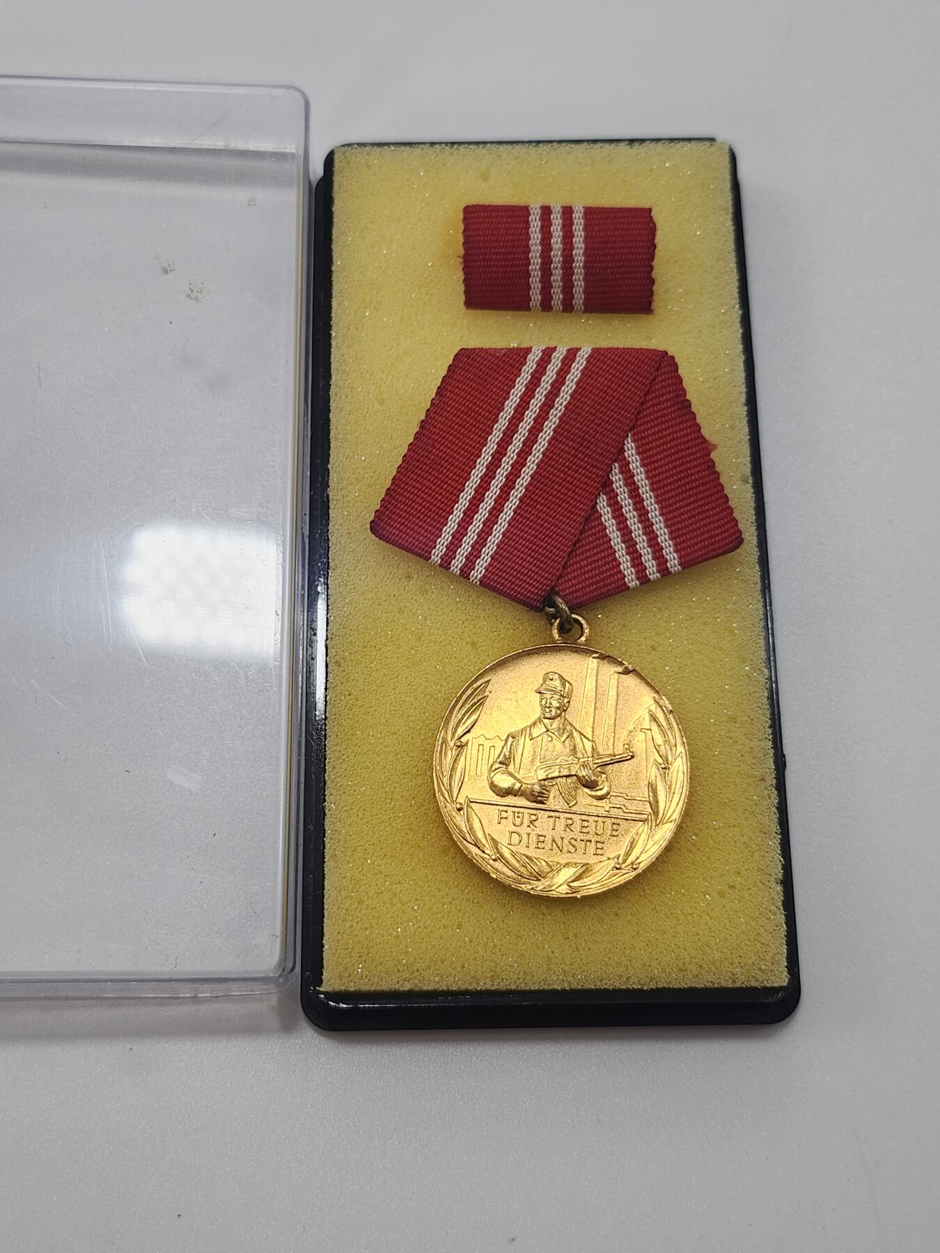 南水社第3次拍卖 春季专场 民主德国金级民防部队忠诚服役奖章 完好盒略章