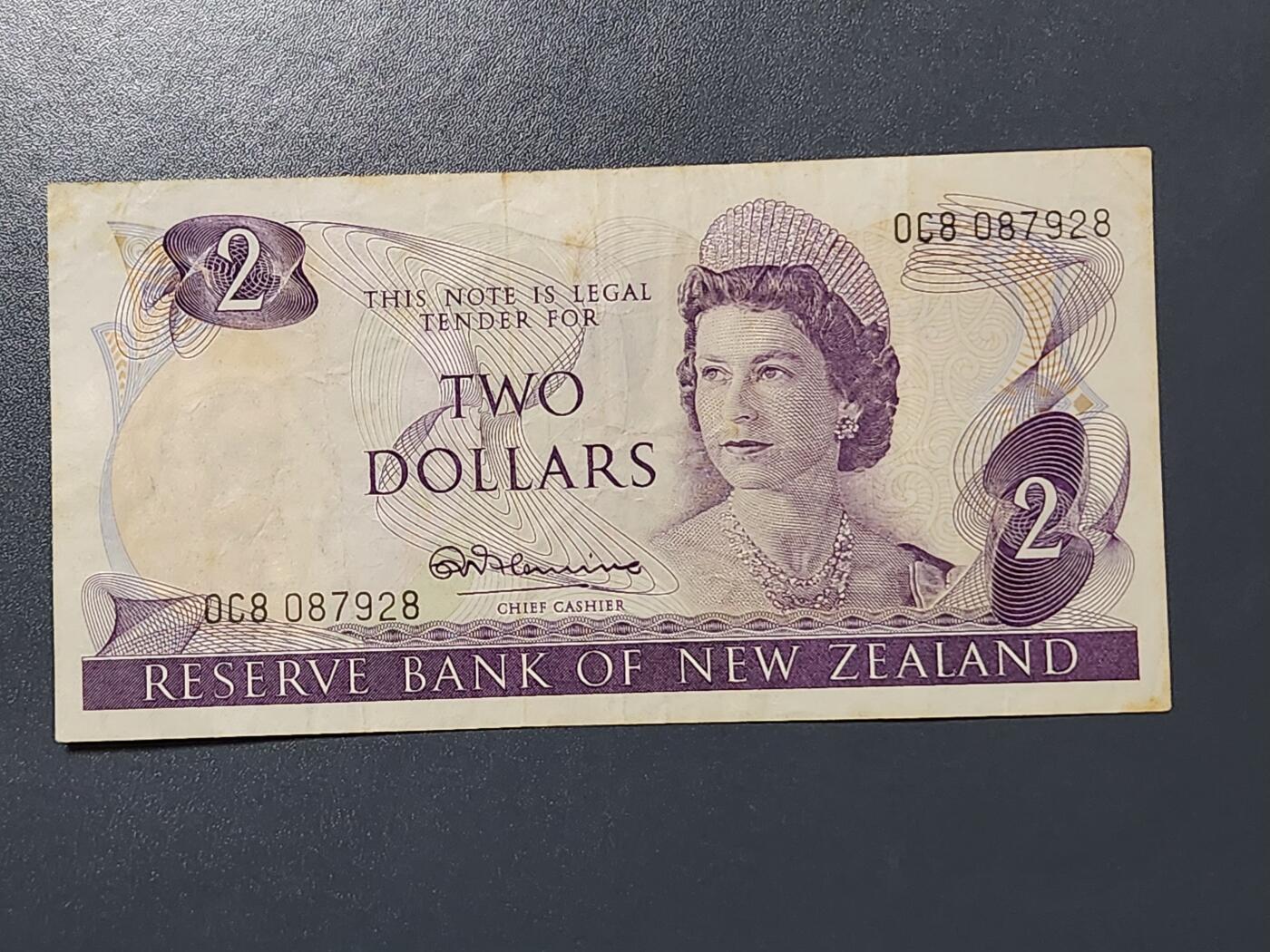 3月13号晚上8点 外国纸币自动截拍第37场 新西兰 1967年2元，首签名R.N.Fleming，极少，美品