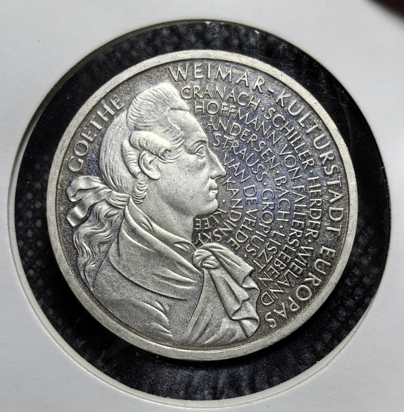 外国优质老铜币银币苏联纪念章，每周六晚九点倒数截拍，满百包邮可寄存，持续收拍 精制1999 年德国欧洲文化之都10 马克纪念银币，为纪念歌德诞辰 250 周年与魏玛当选 “欧洲文化之都” 而铸造，正面是联邦鹰，背面为歌德头像与魏玛文化名人名录，是德国马克末期的代表性纪念币。