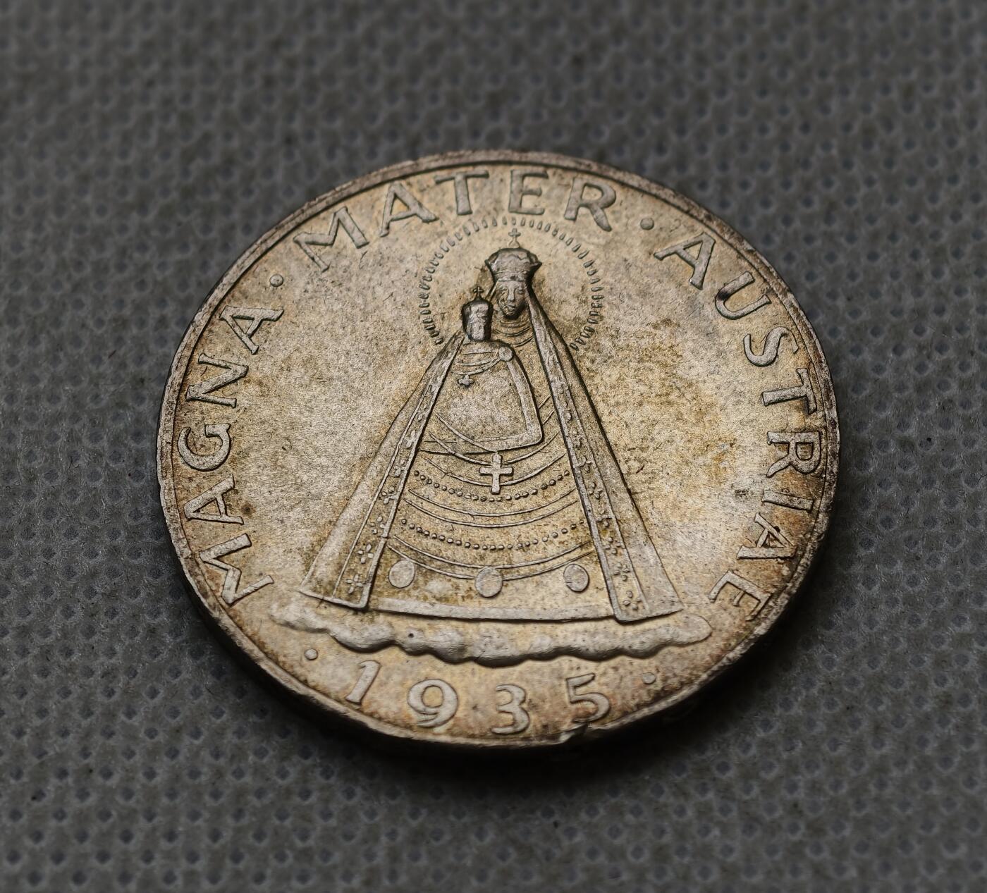 甄臻铺-世界币章拍卖（第54期），3月28日甄品场拍品征集中，送拍享返佣金等优惠多多 裸币，1935奥匈帝国圣母抱婴，转光明显，细节见图